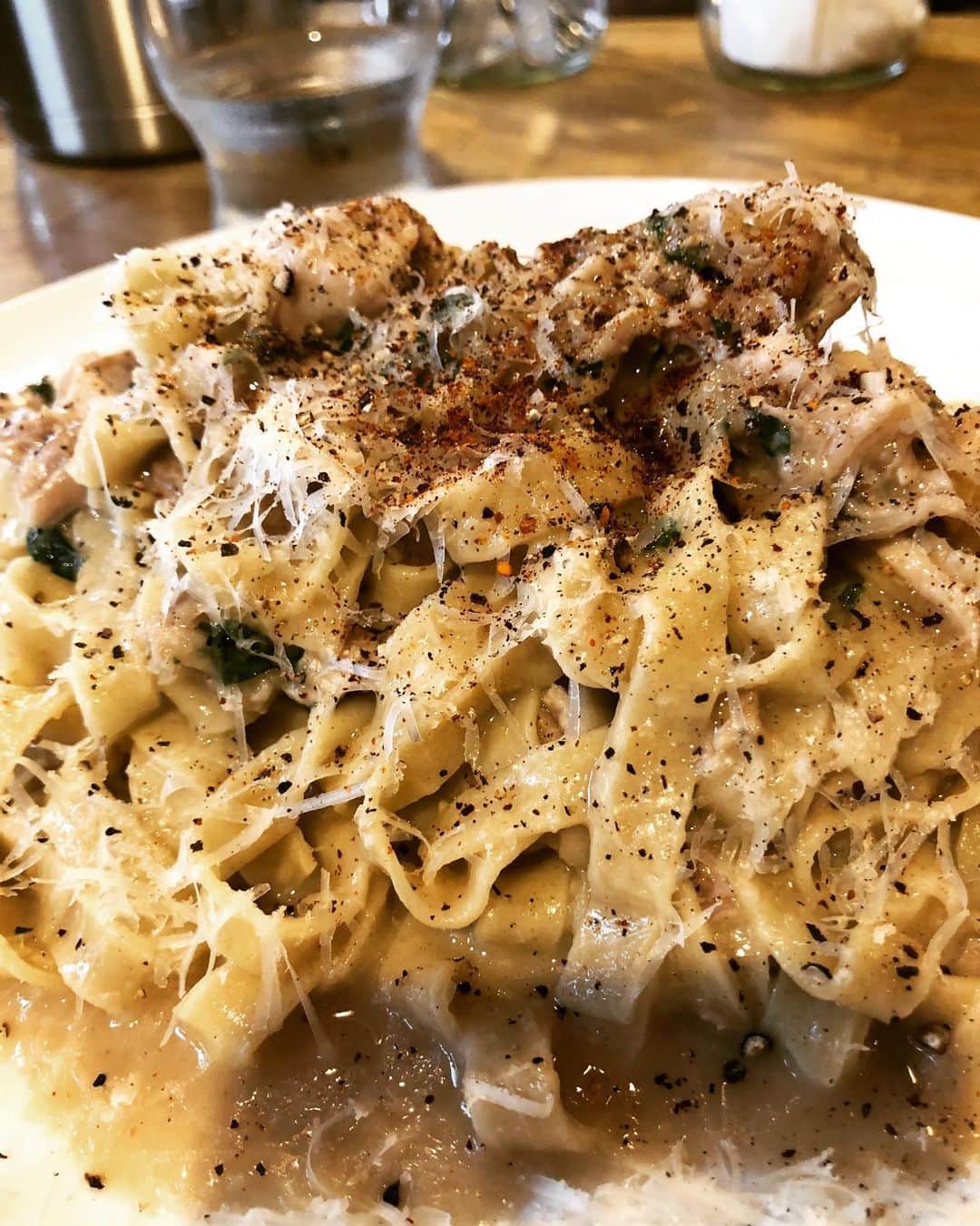 大根仁のインスタグラム：「今日のサラメシ。美味い！殺す気か！」
