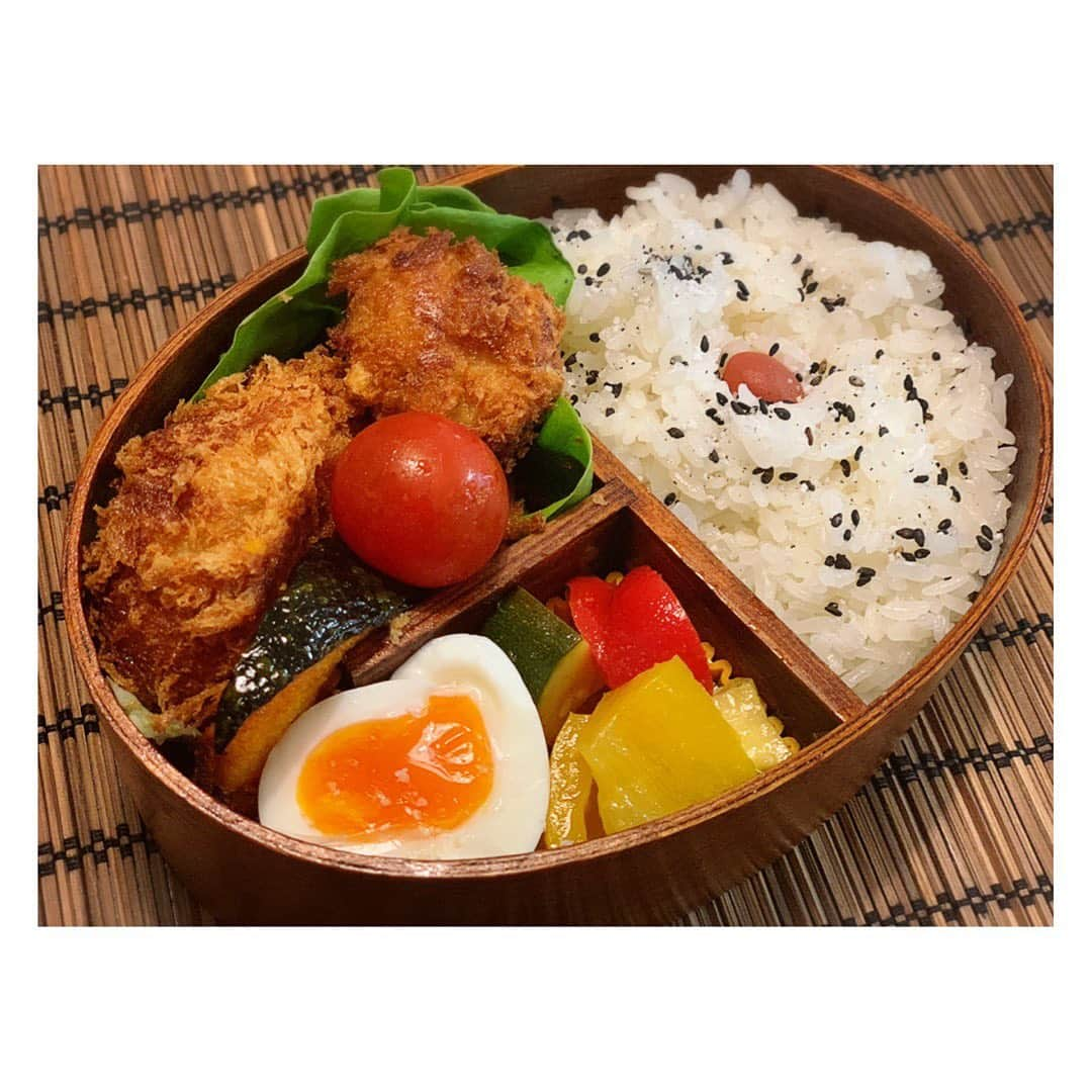 森田麻恵さんのインスタグラム写真 - (森田麻恵Instagram)「今日は、コロッケと帆立のフライ弁当。  この気温差のせいか、長男が扁桃炎になりまして😣なるべく喉の刺激にならないものを、、と丸鶏を煮込んだのでうどんにしてみました。  飲み込むのがほんとに痛そうで、見てると自分まで顔が歪む〜😣 体調崩しやすい時期、皆さんもお気をつけください。  #お弁当 #旦那弁当 #お弁当記録 #おかず #常備菜 #お弁当作り #ごはん #おうちごはん #子育て #ママ #長男 #早く元気になーれ #obento #lunchbox #cooking #instafood #foodstagram」5月14日 13時57分 - morita_mae