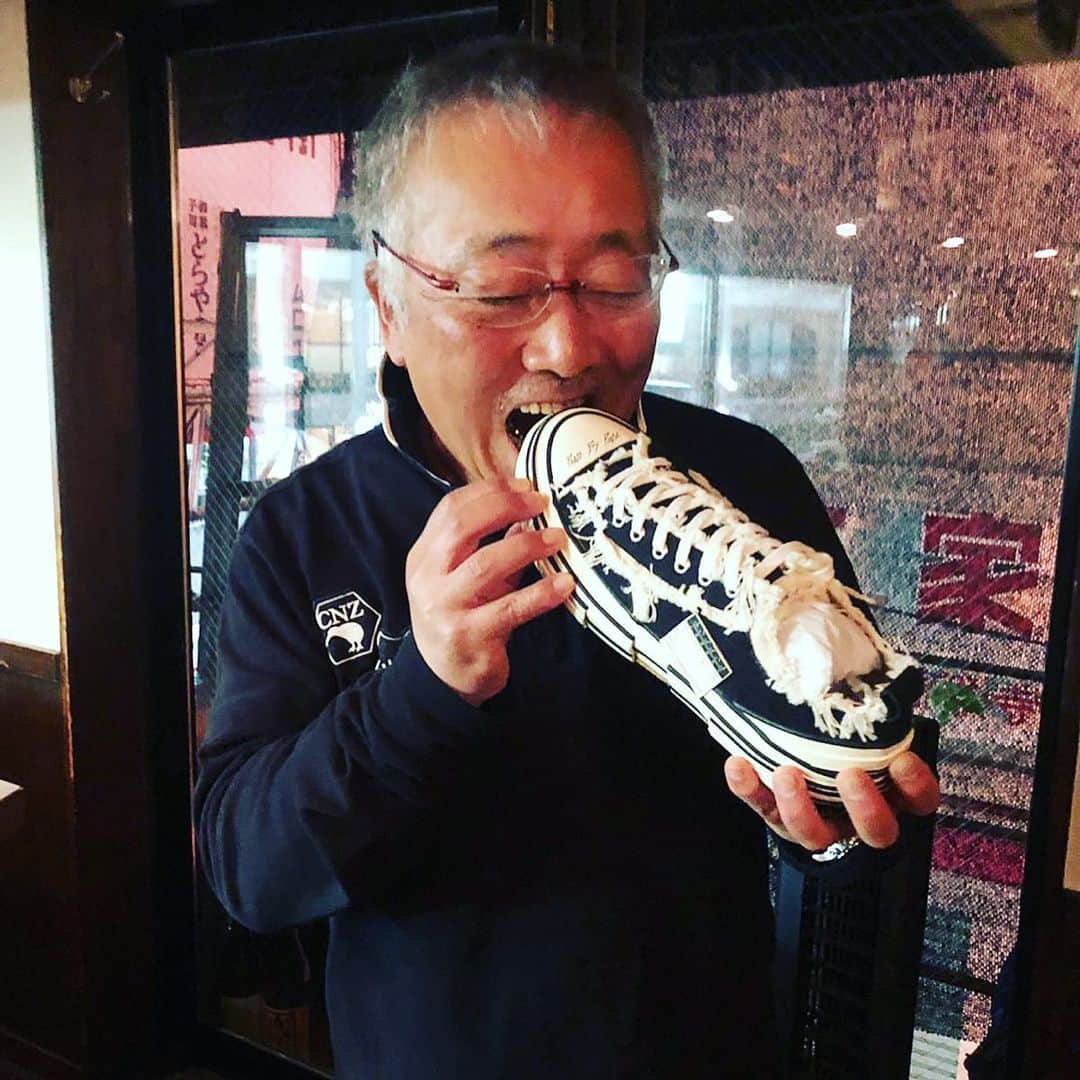 呉建豪さんのインスタグラム写真 - (呉建豪Instagram)「“AKIRA” creator Katsuhiro Otomo is taking a bite out of my shoes... I’m done. This is definitely one of the most satisfying and humbling things I’ve experienced thus far. Hope you enjoy the kicks Otomo Sama! 📸: @kosukekawamura 🙏🙌🖖 #akira #katsuhirootomo #childhoodhero #Godisgood #blessingsonblessings」5月14日 14時02分 - vannesswu