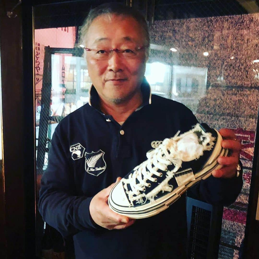 呉建豪さんのインスタグラム写真 - (呉建豪Instagram)「“AKIRA” creator Katsuhiro Otomo is taking a bite out of my shoes... I’m done. This is definitely one of the most satisfying and humbling things I’ve experienced thus far. Hope you enjoy the kicks Otomo Sama! 📸: @kosukekawamura 🙏🙌🖖 #akira #katsuhirootomo #childhoodhero #Godisgood #blessingsonblessings」5月14日 14時02分 - vannesswu