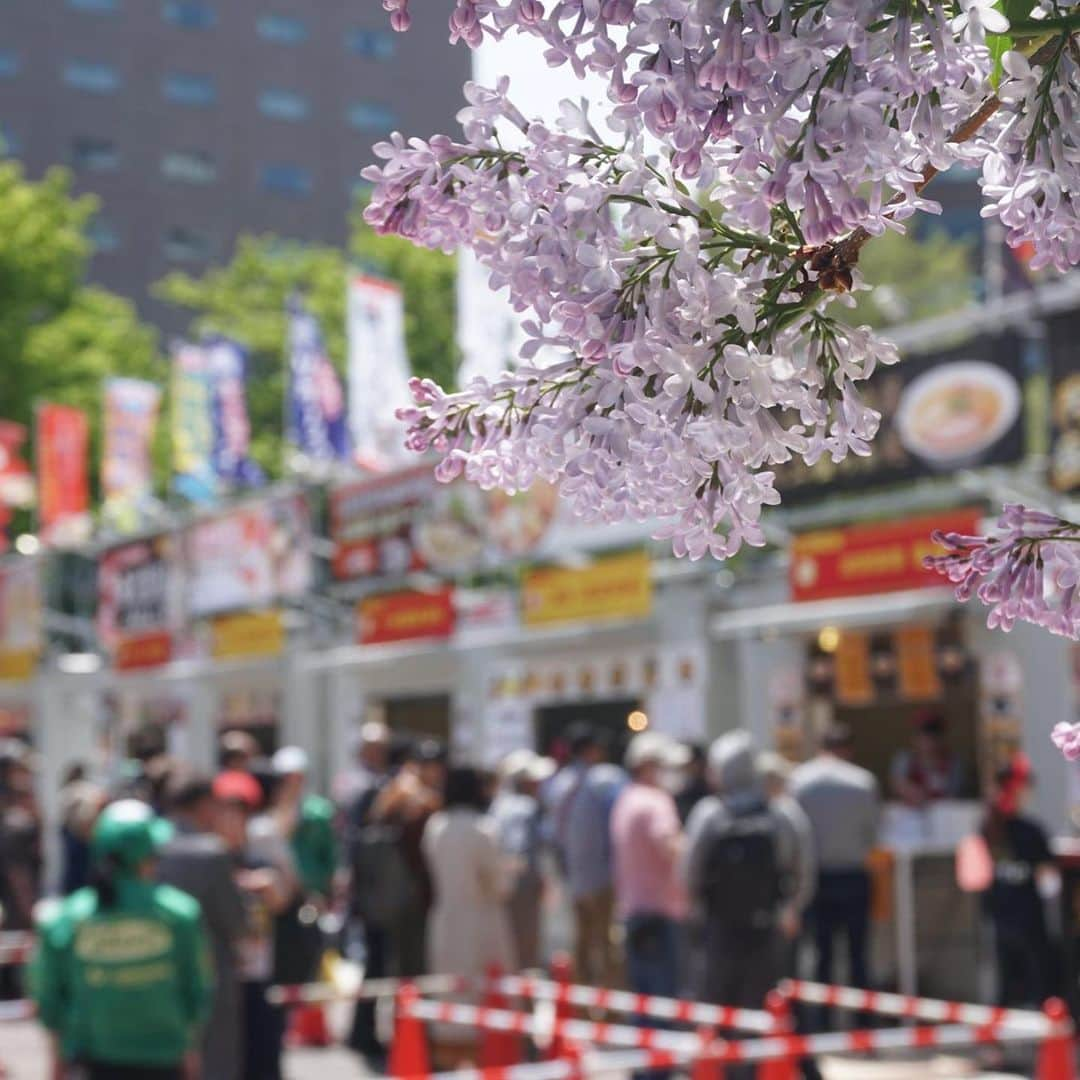 札幌ラーメンショー さんのインスタグラム写真 - (札幌ラーメンショー Instagram)「・ ・ 「札幌ラーメンショー2019」いよいよ始まりました‼️ ・  初日の会場は大盛況です！ 全国から ”有名店”がココ【札幌大通公園西8丁目】に大集結！ ・ 大変うれしいことに、お子様から大人の方まで 年々参加してくださる方が増えております✨ 皆さまのご来場こころよりお待ちしております😊🍜 ・ ・ 【第１幕の開催期間】 5月 14日 (火) 〜 5月19日 (日) ・ ・ =============== #札幌ラーメンショー #SAPPORORAMENSHOW [公式HP] http://ramen-kyokai.jp/sapporo/ ================ ・ ・ ・ #札幌ラーメンショー#SAPPORORAMENSHOW #hokkaido #sapporo #ラーメン #ラーメン部 #ramen #札幌ラーメンショー2018 #札幌ラーメンショー #札幌グルメ #大通公園」5月14日 14時05分 - sapporo_ramenshow