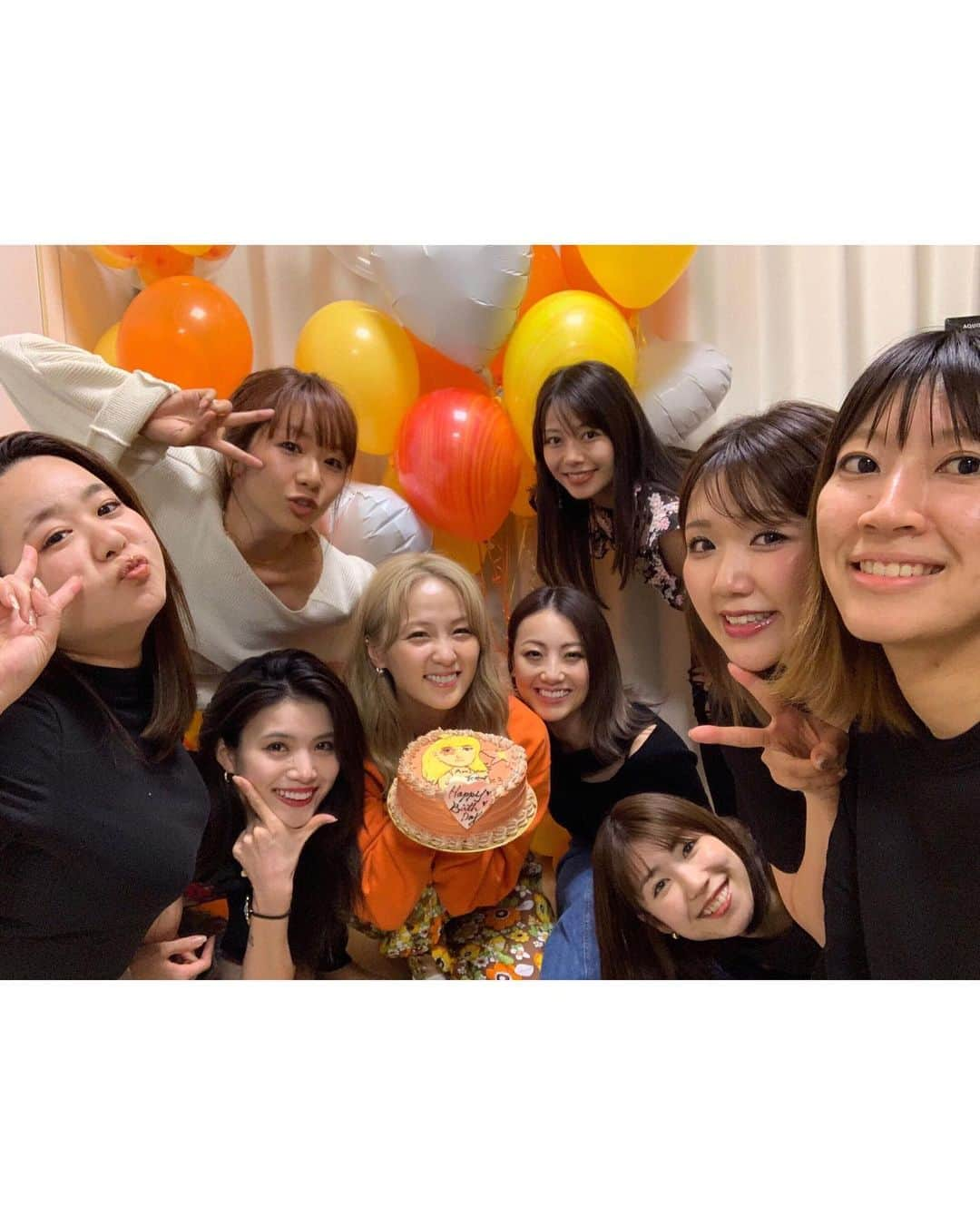 Ami さんのインスタグラム写真 - (Ami Instagram)「昨日はみんながお祝いしてくれました♡ 「オレンジのトレーナーを着てきて」と指定され アイマスクで会場まで連れて行かれると オレンジのバルーンの部屋には大好きな仲間が🧡 バルーンを用意してくれたカナちゃんは、高熱で欠席💦 いつも通り、平和で楽しくて幸せな時間でしたー‼︎‼︎‼︎ いつも色んな方法で楽しませてくれて 本当にありがとう🥰大好き💕 #突如始まった二人羽織 #後ろは相方 @aya_dream04  #カナちゃん写真での参加 #写真のチョイス😂w #Erie画伯が描いてくれた似顔絵ケーキ可愛かった💕 #よっちゃんいつもおいしいご飯ありがとう♡ #新井食堂」5月14日 14時11分 - ami_dream05