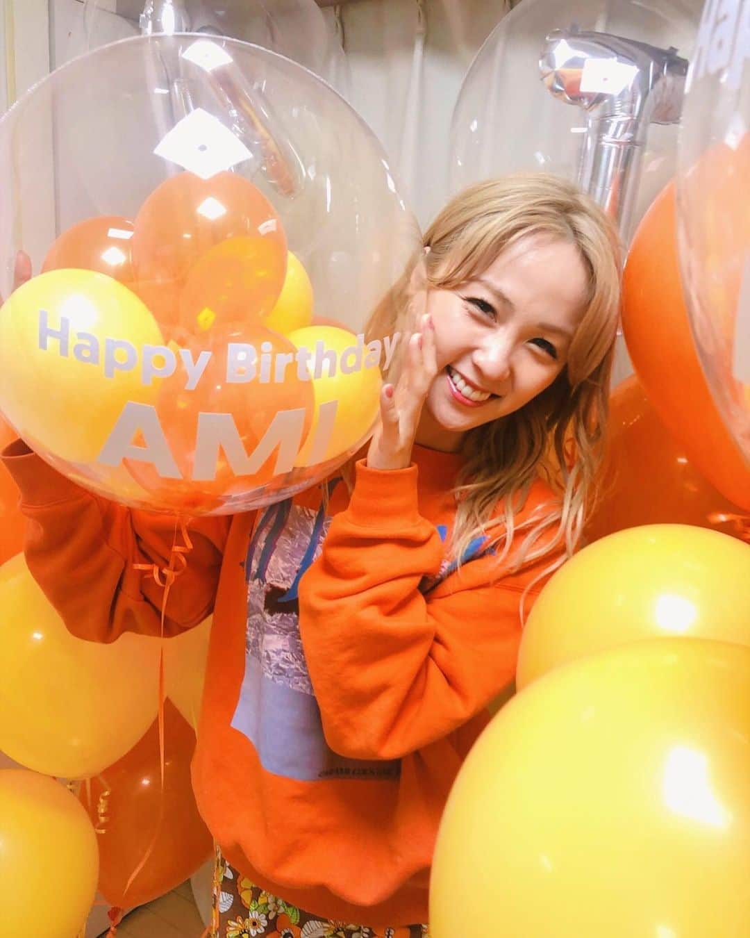 Ami さんのインスタグラム写真 - (Ami Instagram)「昨日はみんながお祝いしてくれました♡ 「オレンジのトレーナーを着てきて」と指定され アイマスクで会場まで連れて行かれると オレンジのバルーンの部屋には大好きな仲間が🧡 バルーンを用意してくれたカナちゃんは、高熱で欠席💦 いつも通り、平和で楽しくて幸せな時間でしたー‼︎‼︎‼︎ いつも色んな方法で楽しませてくれて 本当にありがとう🥰大好き💕 #突如始まった二人羽織 #後ろは相方 @aya_dream04  #カナちゃん写真での参加 #写真のチョイス😂w #Erie画伯が描いてくれた似顔絵ケーキ可愛かった💕 #よっちゃんいつもおいしいご飯ありがとう♡ #新井食堂」5月14日 14時11分 - ami_dream05