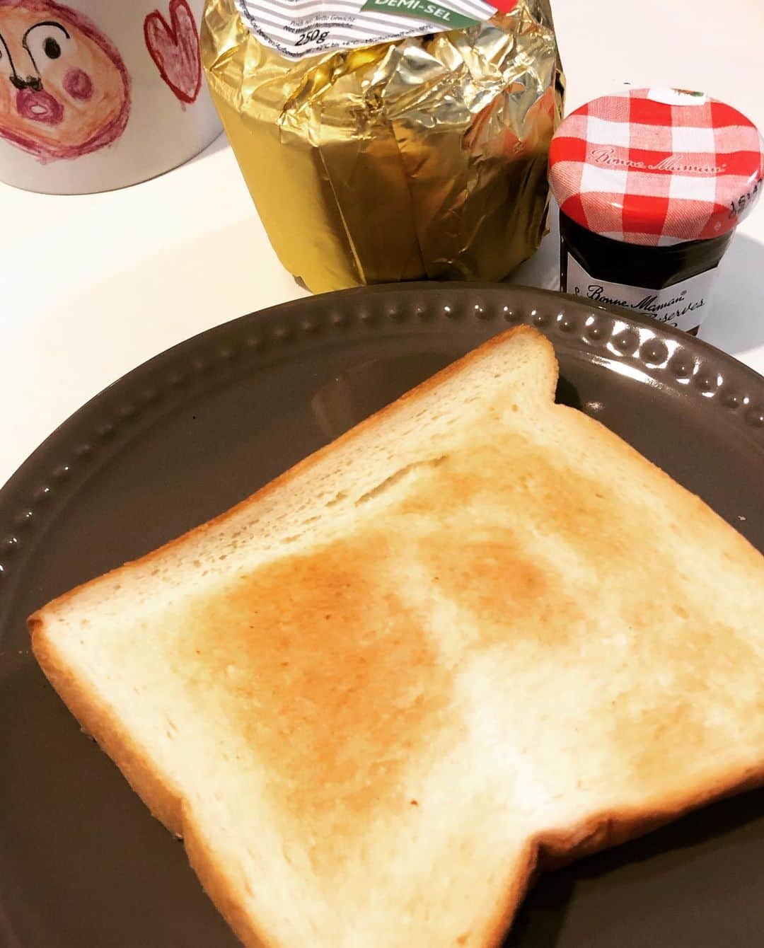 甘糟記子さんのインスタグラム写真 - (甘糟記子Instagram)「昨日のお弁当( ^ω^ )  生姜焼きと、スナップエンドウの胡麻和え、キャロットサラダ、ハム、ゆで卵、ウィンナー、トマトです(๑˃̵ᴗ˂̵) 私の朝ごはんはママ友にもらったトースト！ エシレバターだけで食べるのが好きなんだけど、船からもらってきたボンヌママのジャムもあったから一緒に( ^ω^ ) このサイズ、空き瓶になったらサプリとか入れてもいいし、可愛いな〜と(≧∀≦) たまに船旅を思い出しつつ、次の旅の企画を考えてます☆*:.｡. o(≧▽≦)o .｡.:*☆ #甘糟ご飯#ご飯#昼ごはん#ランチ#ランチボックス#弁当#曲げわっぱ#わっぱ弁当 #生姜焼き#トースト#エシレバター#japanese#japanesestyle #japanesefood #bento#lunch#lunchbox」5月14日 14時24分 - norihey924
