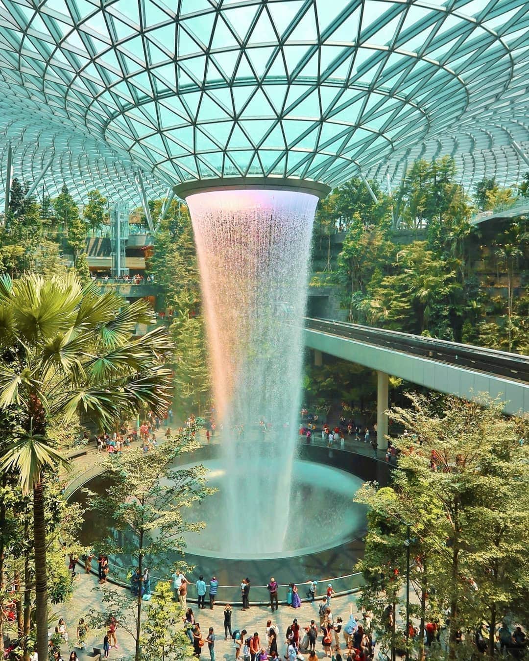 エリッサ・ヤマダさんのインスタグラム写真 - (エリッサ・ヤマダInstagram)「Another can't-miss place to visit in #Singapore: the world's tallest indoor waterfall (40m high) at @jewelchangiairport 💎💫 . 📸: @wisnutejakusuma  #ellejessinsg @changiairport #onlyatchangi #seejewel #canong7x」5月14日 14時26分 - elleyamada