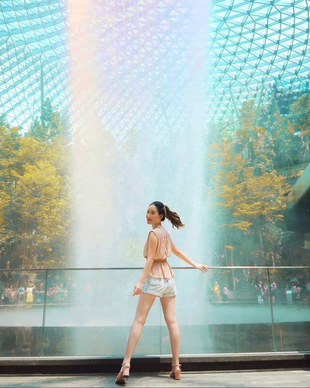 エリッサ・ヤマダのインスタグラム：「Another can't-miss place to visit in #Singapore: the world's tallest indoor waterfall (40m high) at @jewelchangiairport 💎💫 . 📸: @wisnutejakusuma  #ellejessinsg @changiairport #onlyatchangi #seejewel #canong7x」