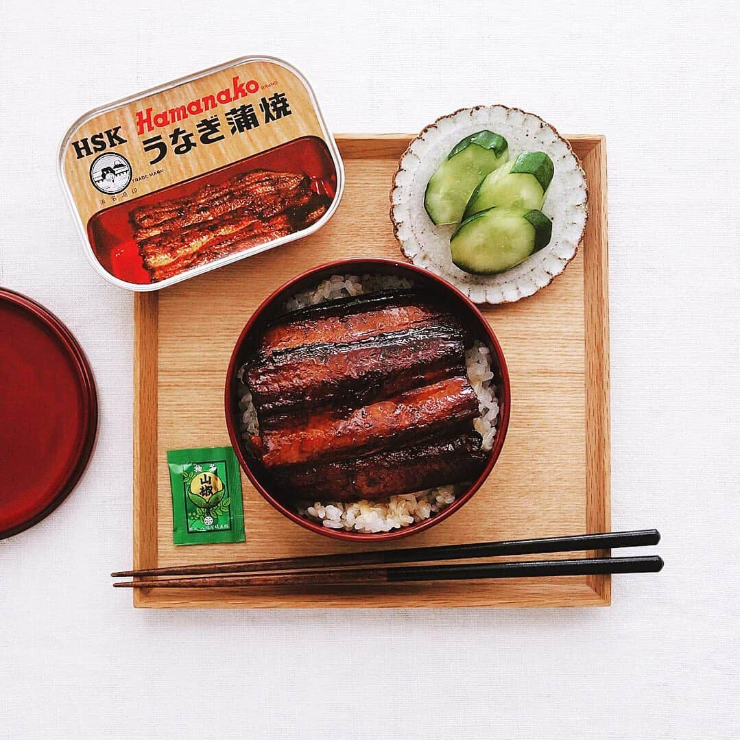 樋口正樹さんのインスタグラム写真 - (樋口正樹Instagram)「Unagi lunch . 遅めのお昼にうな重。 缶詰だけど浜名湖産。 浜松の美味いものを いろいろ紹介してる トモキさんの影響で。 👉@tomoky_take . . #鰻 #うなぎ #うな重 #うなぎの蒲焼 #浜名湖産 #浜名湖印 #浜松グルメ #浜松土産 #hamamatsu #hamanako #japanesefood」5月14日 14時21分 - higuccini