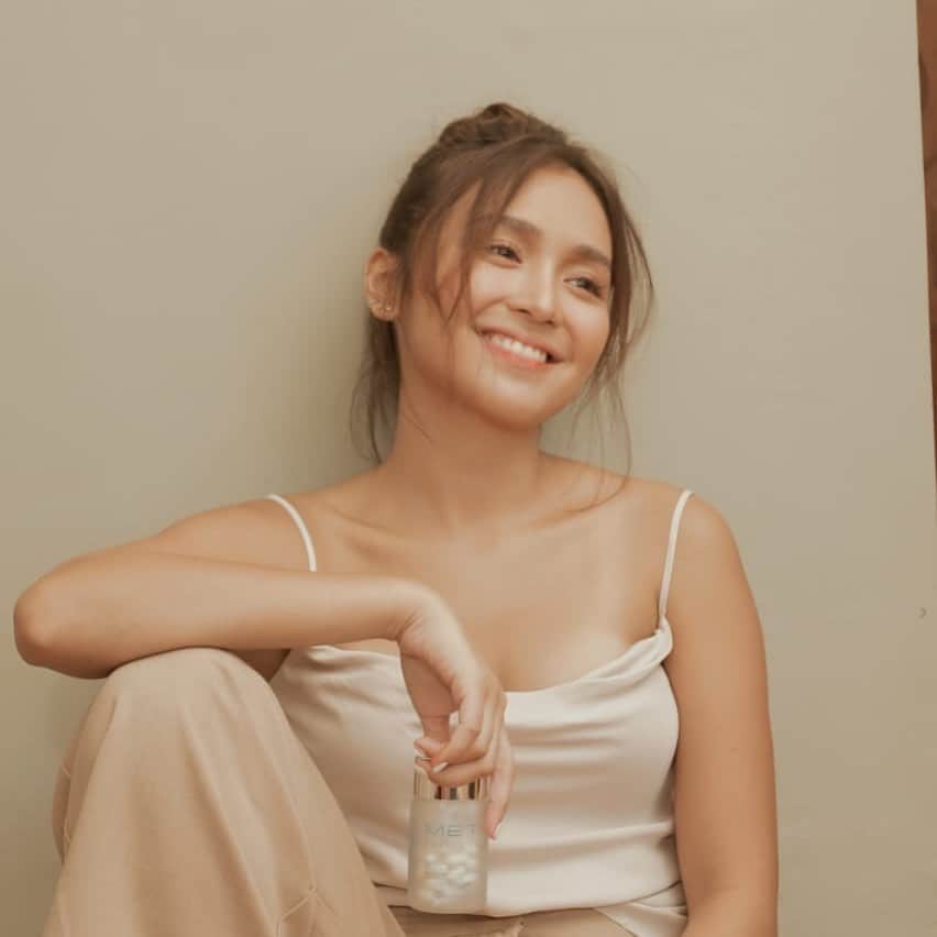Kathryn Bernardoさんのインスタグラム写真 - (Kathryn BernardoInstagram)「Who said glowing skin is only for the fair-skinned anyway? Raise your hand if you’re also morena and proud! 🙋🏽‍♀ Thanks @met_tathione for helping me glow inside and out! ✨」5月14日 14時21分 - bernardokath