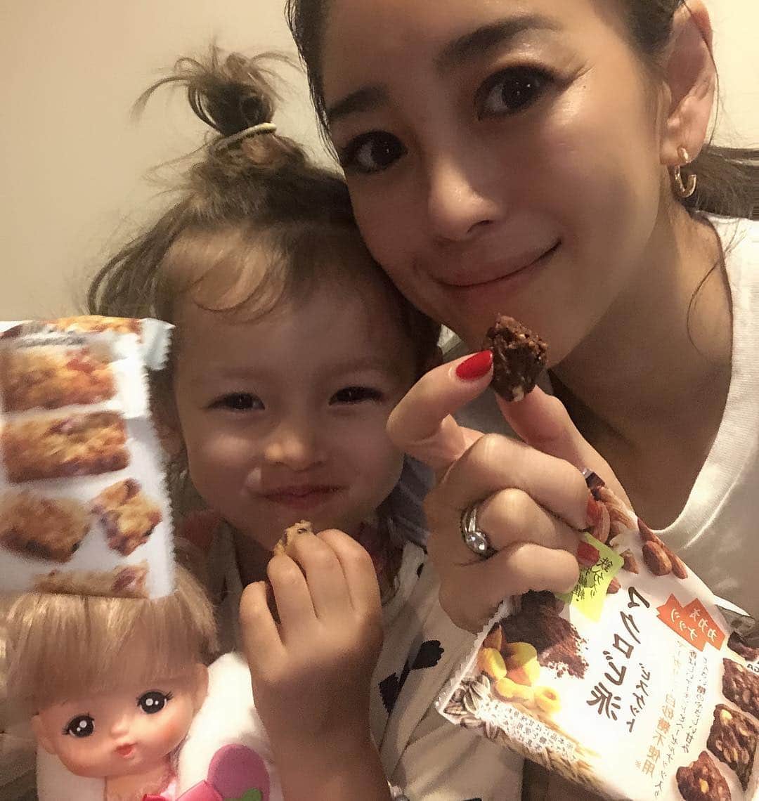 大桑マイミのインスタグラム：「マクロビ派ビスケット  優しい素材だけでつくられたビスケット しっかりおいしくて、ついついもう一個更にもう一つと止まらない〜子供達のスナックタイムにも。 マクロビ派ビスケット@macrobihaでは7月23日まで写真投稿キャンペーンを実施しているそうです！！ #マクロビ派 #ザクザク #PR #ヘルシー」