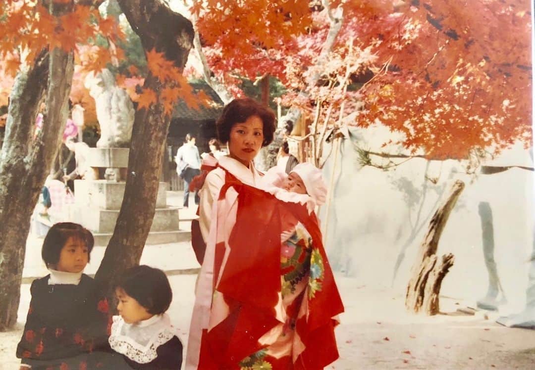 のインスタグラム：「🌹ママいつもありがとう🥰 ・ ・ 全てのお母さんへ🤱👩🏻🧓🏼 Happy Mother’s Day 💐 ・ ・ 因みに抱っこされてるの私👶🏻 ・ ・ #2019 #sg #japan #kyoto #happymothersday #ちょっと遅れちゃったけど」