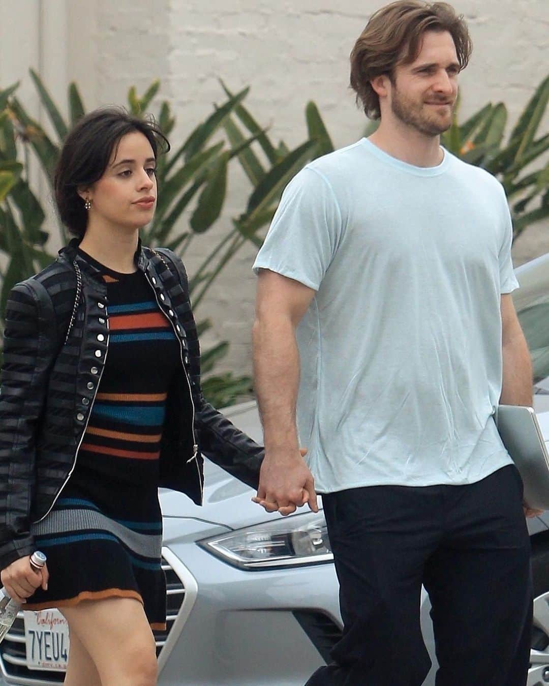 Just Jaredさんのインスタグラム写真 - (Just JaredInstagram)「@camila_cabello & boyfriend @thematthewhussey hold hands while stepping out for the day! #CamilaCabello #MatthewHussey Photo: Backgrid」5月14日 14時34分 - justjared