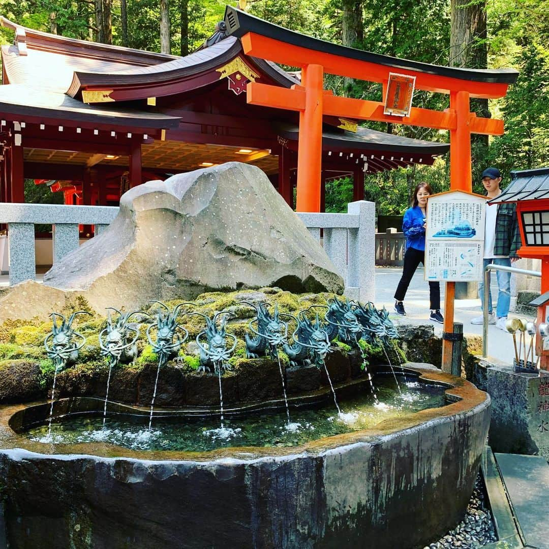 木本夕貴さんのインスタグラム写真 - (木本夕貴Instagram)「⛩箱根神社⛩ 「箱根を背にするものは天下を制す」と言われるほどの関東屈指のパワースポット💫 大きな志にパワーが働いてくれるそう🌈 御祭神は 皇祖の家族神で、 ニニギノミコト コノハナノサクヤヒメノミコト ヒコホホデミノミコト  本殿の写真撮り忘れちゃったけど、朱色でとっても綺麗でした⛩❤️ 九頭龍神社新宮もあって、本宮に行けない方もこちらの神社でお参りできるんだよ⛩💕 九頭龍神新宮にある龍神水舎🐉では、龍神水という一切の不浄を洗い清めてくれるんだって、恋愛運もアップ⤴️するらしい 💓  他にも 平和の鳥居(インスタ映えスポットみたいでみんな列を作って写真撮ってた) 矢立の杉 安産杉 なで小槌 などもあるよ🌈  なで小槌にお願いしてお守りもゲットしました🔨  ちなみに、わたしは第1鳥居から歩いて行ったよ⛩本殿前が第5鳥居⛩なので全部潜っていきました😇 (ネットみて勉強したよ⛩勉強してからいくと、さらに神社おもしろい⛩のでオススメです💕)」5月14日 14時32分 - yuuki___kimoto