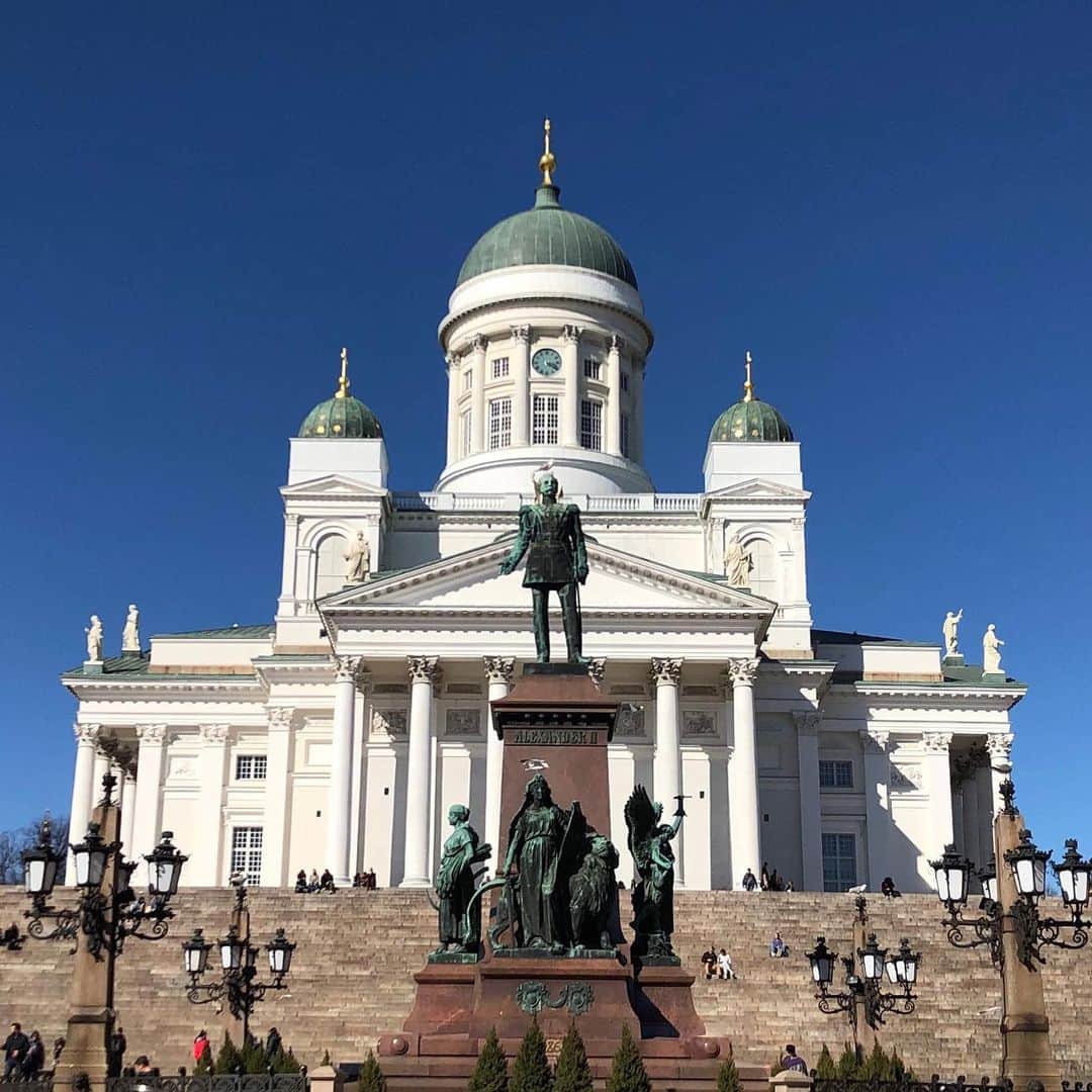 INSIDE FUJINGAHOさんのインスタグラム写真 - (INSIDE FUJINGAHOInstagram)「北欧の旅もあとわずか。この日はヘルシンキの市場や主要な教会、最新の中央図書館「オーディ」などをサイクリングで見学しました。フィンランド建国100周年を記念して、昨年12月にオープンしたオーディは、図書館というよりも全館がインスタレーション展示のよう。読書好きのフィンランド人の、とっておきのスポットです。寝そべってもよい木の床では、窓からの優しい日差しを浴びて、皆思い思いの時間を過ごしています。ヘルシンキに住みたくなるようなスポットです。#eurail #ユーレイルパス #スカンジナビアパス #フィンランド #ヘルシンキ #ヘルシンキ中央図書館 #oodi #🇫🇮 #北欧 #婦人画報 #fujingaho」5月14日 14時35分 - fujingahojp