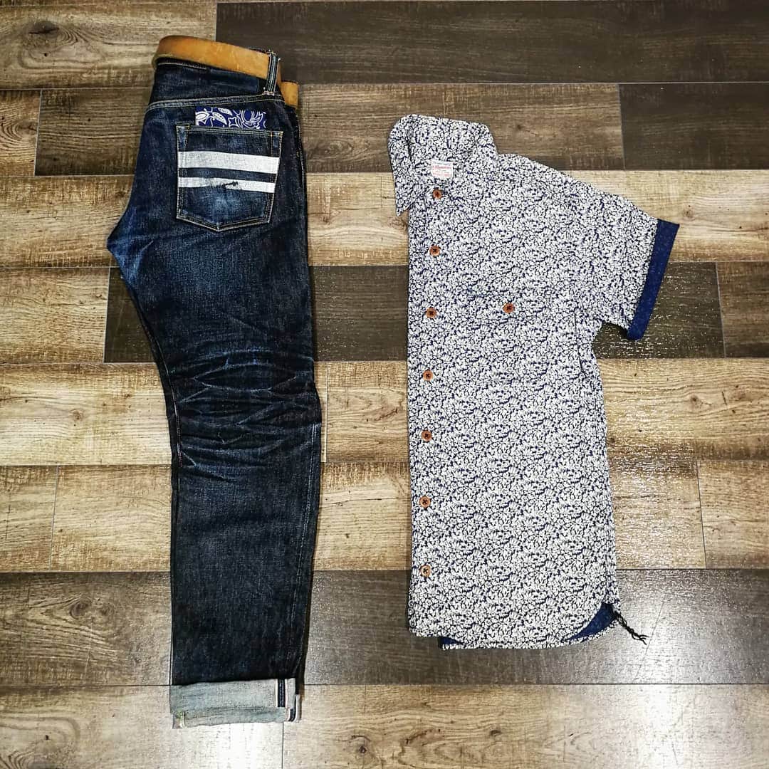 momotarojeansのインスタグラム：「Easy (mostly) summer! Shirts:06-072 Jeans:worn 280days soak 2times.  #kojima #kurashiki #okayama #jeans #denim #denimday #denimporn #denimhead #selvedge #selvage #selvedgedenim #selvedgeforum #denimevolution #selvedgemurah #unionspecial #goingtobattle #madeinjapan #japanesedenim #fading #naturalfading #madebyhand #madeinjapan #jeanslife #vintagejeans #fade #selvedge #mensweardaily」