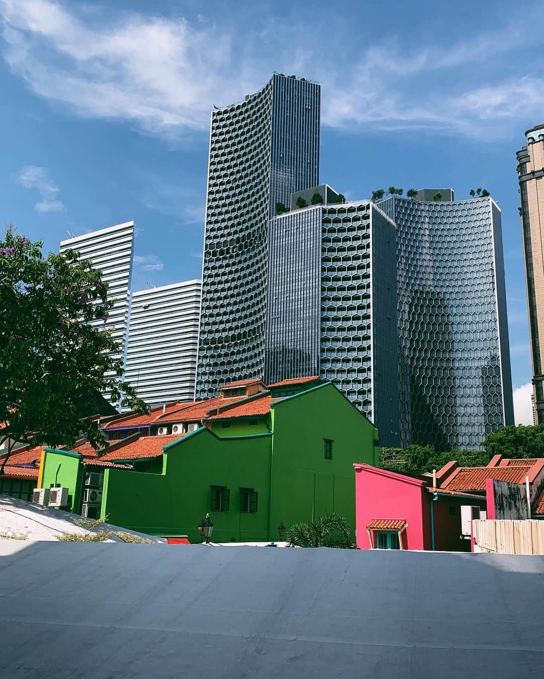 鈴木えみさんのインスタグラム写真 - (鈴木えみInstagram)「空港に行く前に、アラブストリートに寄り道。 午前中はほとんどのお店が閉まってるので、お散歩だけ...☺️ カラフルでかわいかった🌈それにしても、暑い☀️ #シンガポール #Singapore #アラブストリート」5月14日 14時45分 - emisuzuki_official