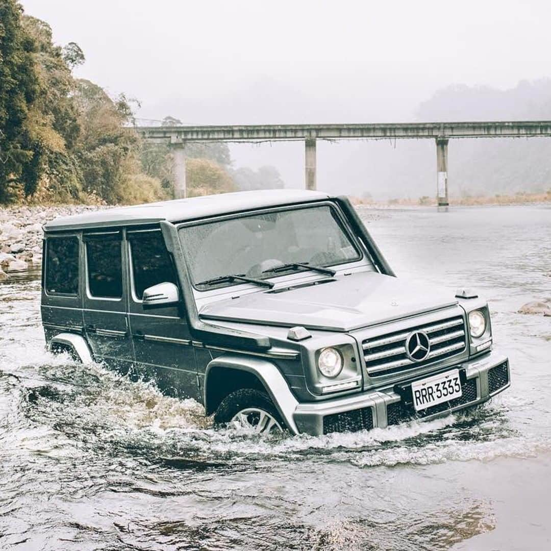 メルセデス・ベンツさんのインスタグラム写真 - (メルセデス・ベンツInstagram)「One way to take a shower. 🚿 Photo by @kuo_cary. . #MercedesBenz #🌟 #GClass #strongerthantime #mbfanphoto #offroading #4x4 #showertime #automotivedesign #neverstopexploring #mbcar」5月14日 15時00分 - mercedesbenz