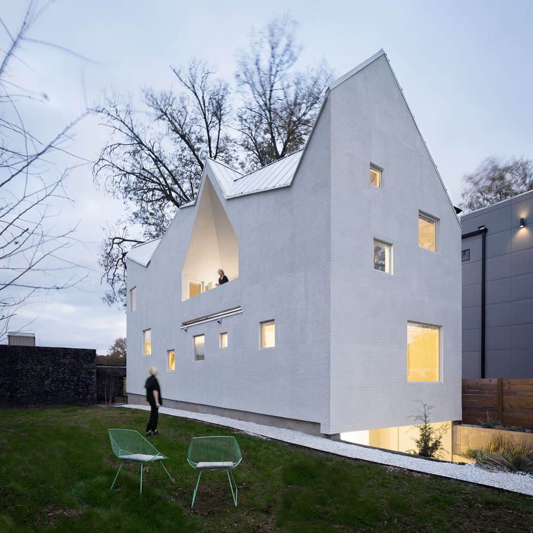 Design Milkさんのインスタグラム写真 - (Design MilkInstagram)「Haus Gables designed by @jbonn90057 of MALL explores a new approach when it comes to its layout and elevation by clustering six gabled roofs to form the unique roof line. \\\ See more on designmilk.com! \\\ photo by NAARO」5月14日 14時53分 - designmilk