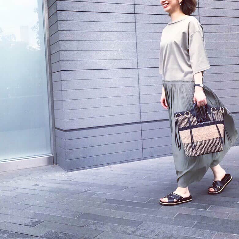 CARNET OFFICIALのインスタグラム：「底まわりはスポーティでありながら甲のベルトは大人っぽいフラットサンダルです👡カジュアルな装いを格上げしてくれるアイテムです💕ぜひ店頭でお試しください😉 ◾️GE-112-1902 ¥13,800＋tax ----------------------------- #daniellaandgemma  #ootd #instafashion  #casual #code  #shopping #footwear  #楽チンコーデ  #今日のコーデ #ファッション好き #ダニジェマ #足元倶楽部 #二子玉川ライズ #新丸ビル」