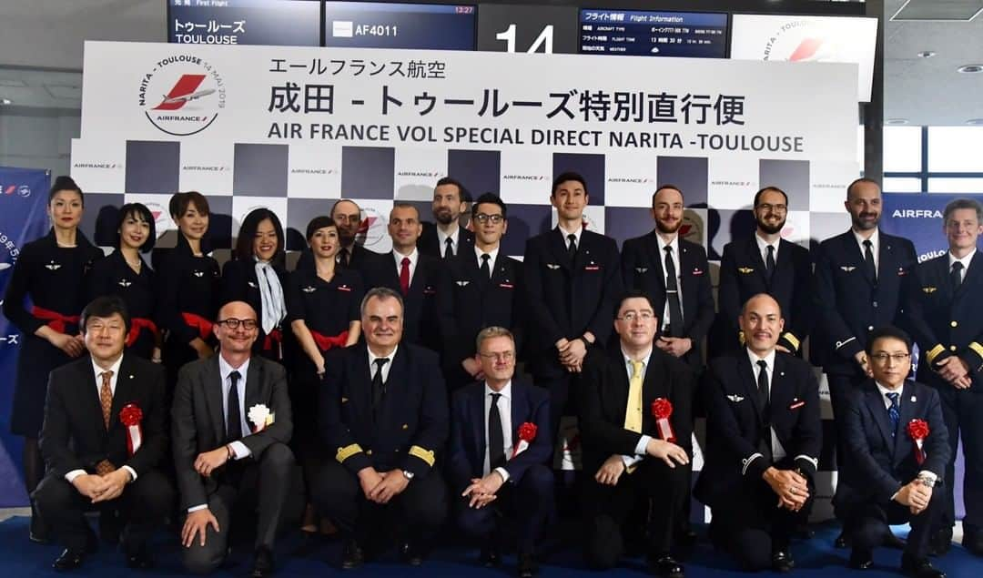 フランス大使館さんのインスタグラム写真 - (フランス大使館Instagram)「本日、#成田空港 とフランス南西部のトゥールーズを結ぶエールフランス特別チャーター便が運航を開始しました！✈️日本とフランスの地域圏首府をつなぐ初めての路線であり、 #オクシタニー 地方がより訪れやすくなります。ピック大使が運航開始を祝うセレモニーに参加しました。  Le départ du vol charter direct Tokyo Narita - Toulouse effectué par @AirFranceJP a lieu aujourd’hui ! ✈️ L’Ambassadeur a participé à la cérémonie d’inauguration de ce vol exceptionnel, qui relie pour la 1ère fois le Japon à une capitale régionale française, et va permettre aux Japonais de mieux connaître l'Occitanie.」5月14日 14時56分 - ambafrancejp