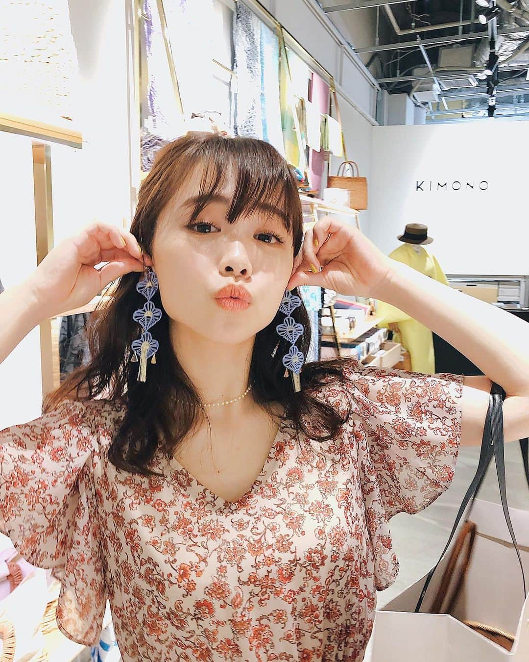 菅本裕子さんのインスタグラム写真 - (菅本裕子Instagram)「今日は #東急プラザ でお買い物❤︎！﻿ ﻿ 1枚目..KIMONO by NADESHIKOでイヤリングを！和な感じが可愛すぎる😭浴衣に合わせたいな〜！﻿ ﻿ 2枚目..チャールズ&キースで購入！シンプルなブラックのバッグなんだけど、持ち手がうねうねでめちゃくちゃかわいい..😭❤︎﻿ ﻿ 3枚目..イヤリングのアップ！﻿ ﻿ 4枚目..チャールズ&キースでバッグを悩んでる様子😂！ワンピースもジルバイジルスチュアートで！﻿ ﻿ いや〜やっぱお買い物は楽しいな〜😭😭❤︎❤︎﻿ ﻿ 今回は東急プラザ×CanCam×ゆうこすでイベントで、、その間でお買い物しちゃった😂！﻿ ﻿ イベントも楽しかったな🙋🏻‍♀️！﻿ ﻿ 私、結構東急プラザいるので見かけたら声かけてくれたら嬉しいですっ😂！﻿ ﻿ #ゆうこす #菅本裕子 #ミラースタイリング #東急プラザ表参道原宿 #チャールズキース #ジルバイジルスチュアート #キモノナデシコ #cancam #アースカフェ #原宿」5月14日 15時08分 - yukos0520