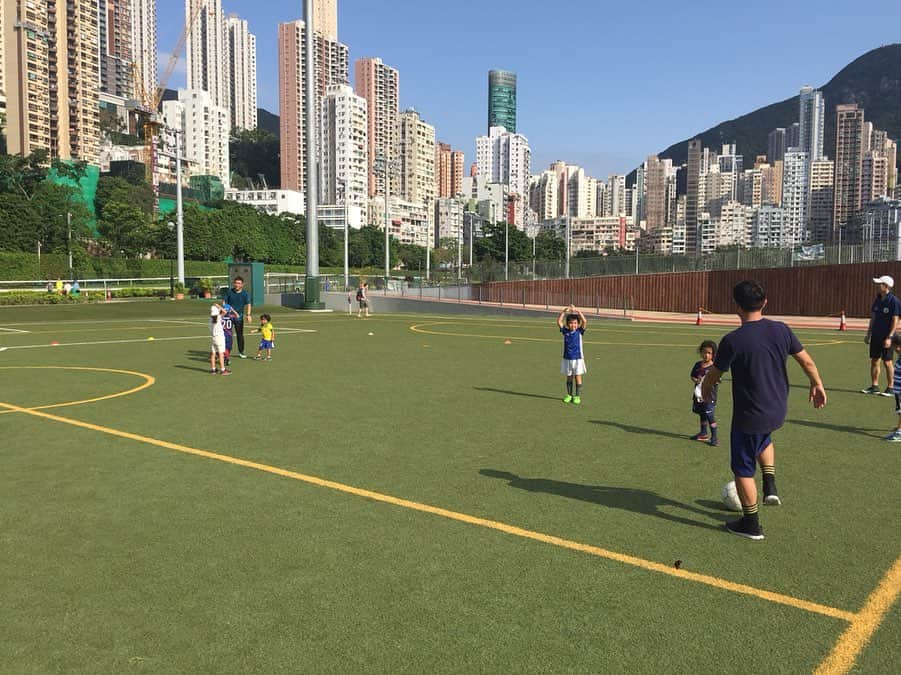 井川祐輔さんのインスタグラム写真 - (井川祐輔Instagram)「香港滞在記#113 HK Soccer Sevens 子供達を連れてU12のセブンズを観戦しに、HKFCへ。  香港では7人制のサッカーが人気で、この時期に大人から子供達の大会が開催されます。 同年代の子供達の熱いプレーに触発され、我が子達もサッカーがしたいご様子。 隣のHappy valleyで日本人チームが自主練をしていたので、急遽参加させていただきました。 最近、 サッカーをすることに夢中になっており◎👍 #香港滞在記#香港#香港フットボールクラブ#銅鑼湾#香港セブンズ #hongkong#hk#hkfc#cwb #hksevens」5月14日 15時01分 - yusukeigawa_4