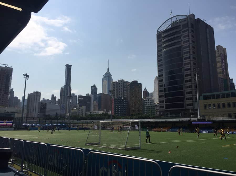 井川祐輔さんのインスタグラム写真 - (井川祐輔Instagram)「香港滞在記#113 HK Soccer Sevens 子供達を連れてU12のセブンズを観戦しに、HKFCへ。  香港では7人制のサッカーが人気で、この時期に大人から子供達の大会が開催されます。 同年代の子供達の熱いプレーに触発され、我が子達もサッカーがしたいご様子。 隣のHappy valleyで日本人チームが自主練をしていたので、急遽参加させていただきました。 最近、 サッカーをすることに夢中になっており◎👍 #香港滞在記#香港#香港フットボールクラブ#銅鑼湾#香港セブンズ #hongkong#hk#hkfc#cwb #hksevens」5月14日 15時01分 - yusukeigawa_4