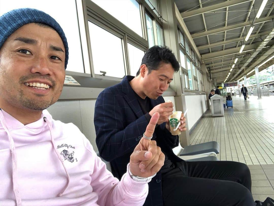 末續慎吾さんのインスタグラム写真 - (末續慎吾Instagram)「﻿ ﻿ 大阪﻿ ﻿ ﻿ ﻿ ﻿ 今日は、﻿ ﻿ ﻿ EAGLERUN RUNNING COMMUNITY の、﻿ ﻿ ﻿ 荒川優コーチと大阪に向かっています。﻿ ﻿ ﻿ 彼は甘い物が好きなんです。﻿ ﻿ ﻿ 何ペチーノか知りませんが、美味しいみたいです。﻿ ﻿ ﻿ 行ってきます。﻿ ﻿ ﻿ アース。  #末續慎吾EAGLERUN #陸上 #かけっこ #EAGLERUN RUNNING COMMUNITY #ERC  #荒川優コーチ #スターバックス #何ペチーノ？ #アース末續慎吾」5月14日 15時04分 - suetsugu_shingo