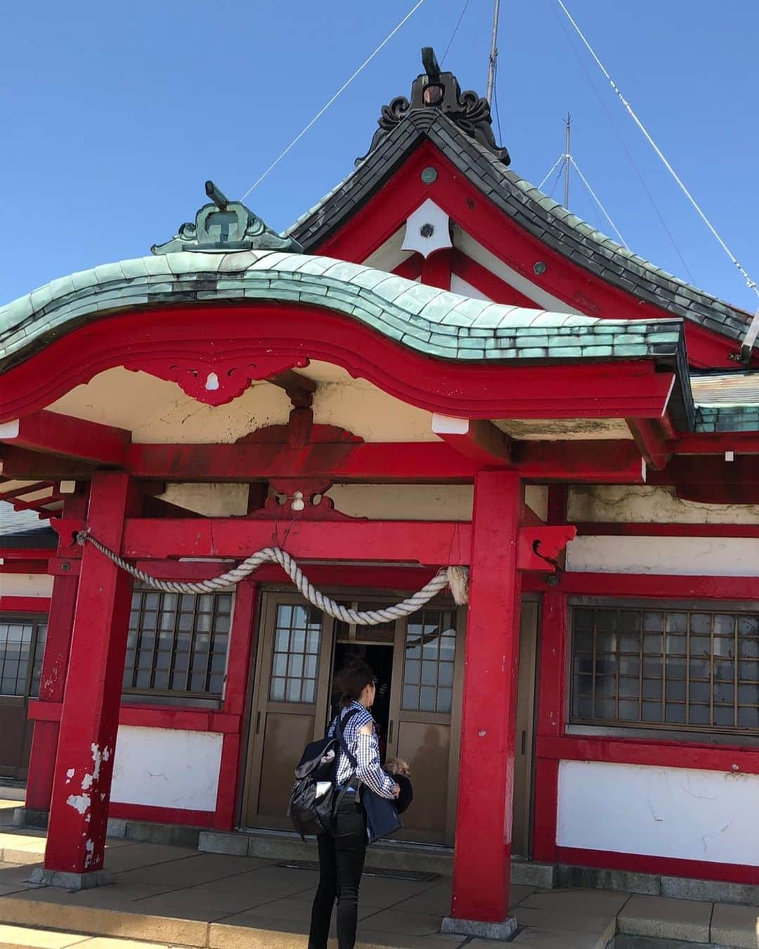 木本夕貴さんのインスタグラム写真 - (木本夕貴Instagram)「⛩箱根元宮⛩ 御祭神は、箱根大神(調べたら造化三神とかいてあるのもあった)💫 ロープウェイにのって🚡駒ヶ岳山頂にある箱根神社の奥宮⛩ 標高1300メートル、野原が広がっていて、まさしく天空の神社で、めっっっちゃくちゃ綺麗だった✨✨✨ ちょっと急な階段を登って、赤い鳥居をくぐると、 「馬降石」 神様が白馬に乗って降臨したと言いつたえがあるんだって！ 馬降石の前に狛犬と小さな祠があってそこもパワーがみなぎっているらしい💫✨ 箱根元宮は拝殿で、本殿がないのです👀  社殿の後ろ側の「神山」を御神体にしています⛰ この神山を→神が降臨されるところ 💫 次鋒の駒ヶ岳を→神を拝するところ💫 として、日本神道の最も原初的なものなんだって✨ 昔々の信仰が今も残ってるってゆうのもパワーがあるのかも😇🌈 お参りしたあとに、御神体の神山を眺めると、気分は最高！！！ どこまでも広がる山々に、 富士山も綺麗にしっかり見えました💕 ピクニックしてる方もいたよ🍙🥪🍴 (ネットみて勉強したよ⛩勉強してからいくと、さらに神社おもしろい⛩のでオススメです💕)」5月14日 15時18分 - yuuki___kimoto