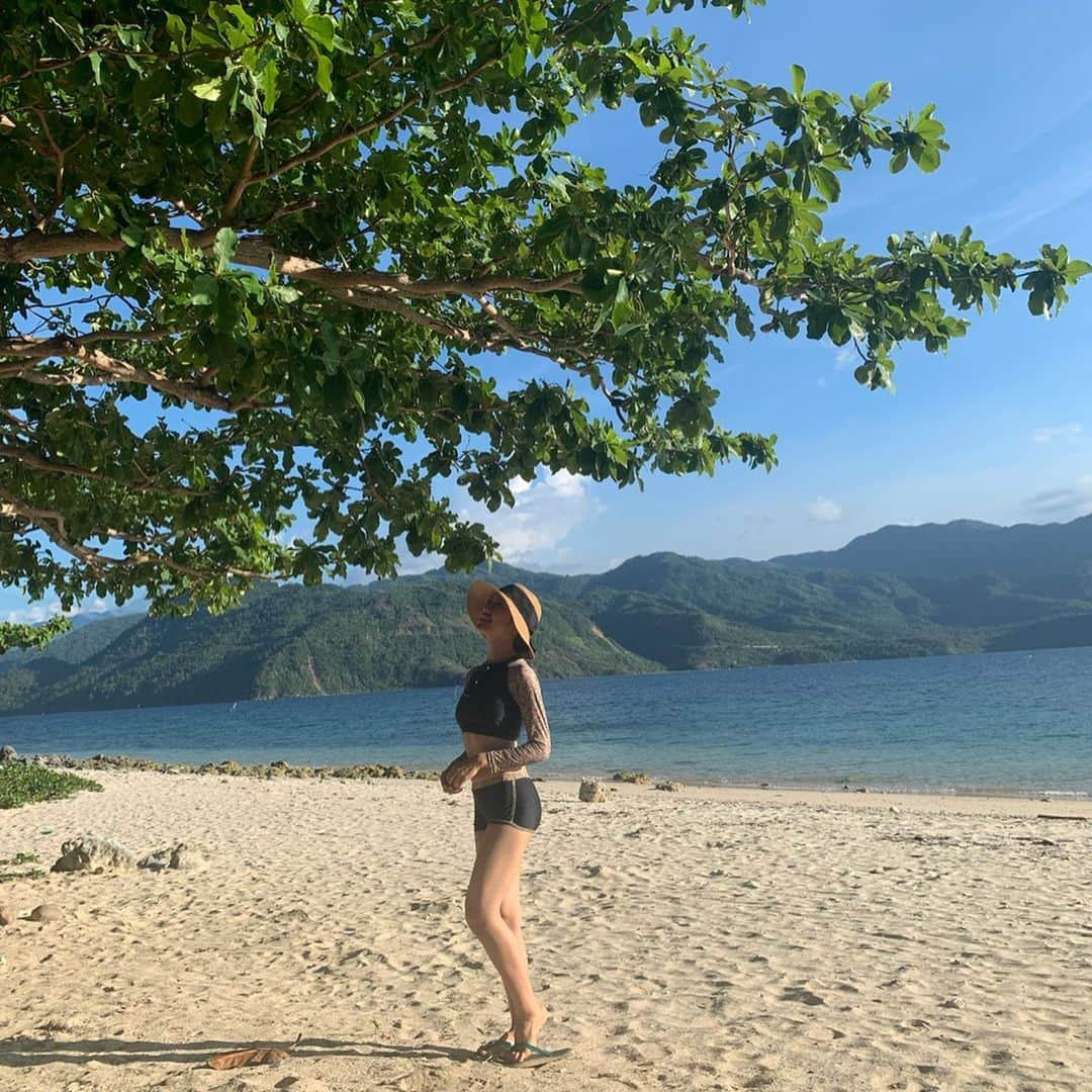 橋本聖子さんのインスタグラム写真 - (橋本聖子Instagram)「Patitinan Beachから小さな船で20分Atulayan Island🚣‍♂️ . #ノーフィルター でこの美しい景色。 水着は、フィリピンのSMモールで買った800ペソ（約1600円）の水着👙 . 日焼け防止のために、長袖水着、帽子やサングラス…と準備万端✌️ with my beautiful family. . #Philippine #patitinanbeach #trip」5月14日 15時17分 - _seikohashimoto