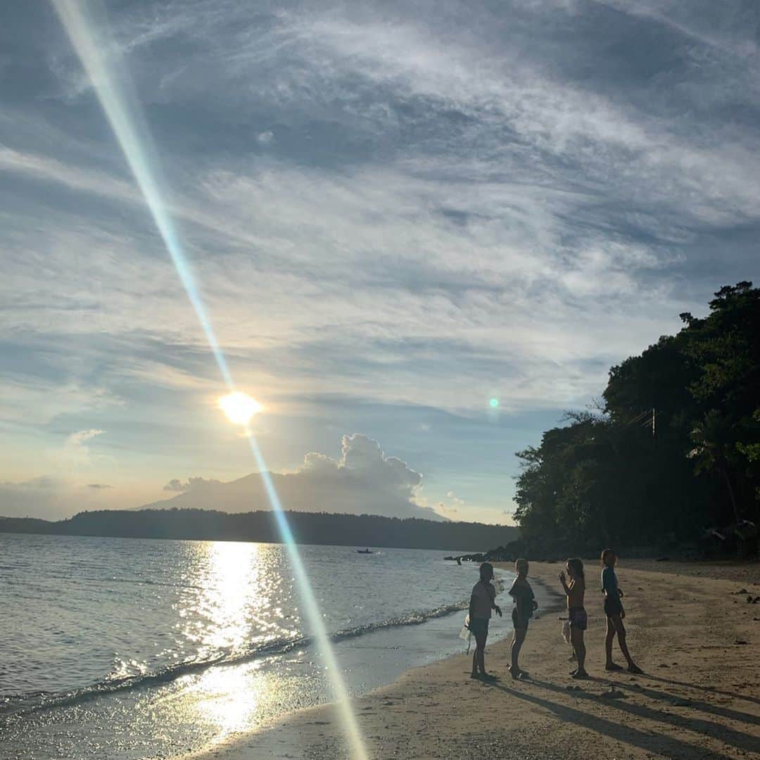 橋本聖子さんのインスタグラム写真 - (橋本聖子Instagram)「Patitinan Beachから小さな船で20分Atulayan Island🚣‍♂️ . #ノーフィルター でこの美しい景色。 水着は、フィリピンのSMモールで買った800ペソ（約1600円）の水着👙 . 日焼け防止のために、長袖水着、帽子やサングラス…と準備万端✌️ with my beautiful family. . #Philippine #patitinanbeach #trip」5月14日 15時17分 - _seikohashimoto