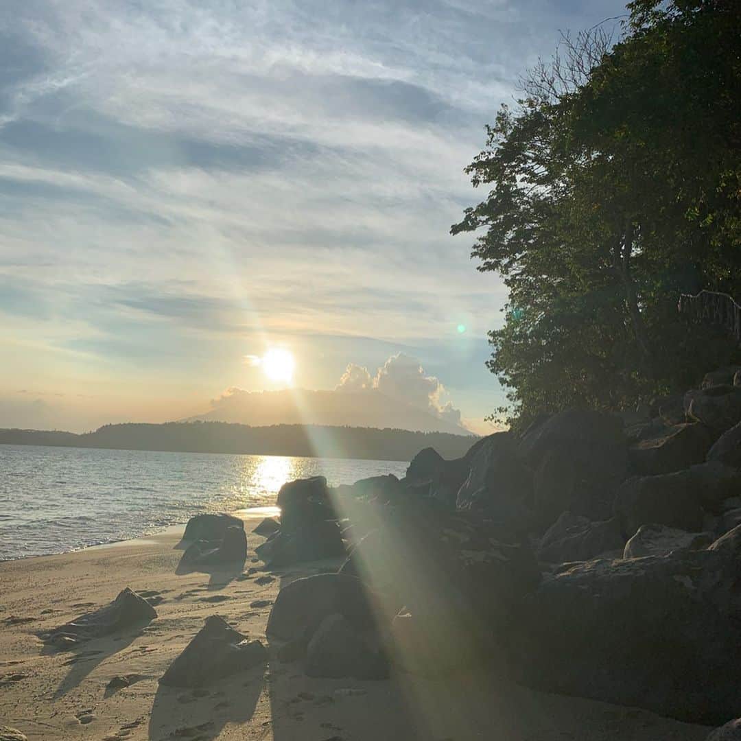 橋本聖子さんのインスタグラム写真 - (橋本聖子Instagram)「Patitinan Beachから小さな船で20分Atulayan Island🚣‍♂️ . #ノーフィルター でこの美しい景色。 水着は、フィリピンのSMモールで買った800ペソ（約1600円）の水着👙 . 日焼け防止のために、長袖水着、帽子やサングラス…と準備万端✌️ with my beautiful family. . #Philippine #patitinanbeach #trip」5月14日 15時17分 - _seikohashimoto
