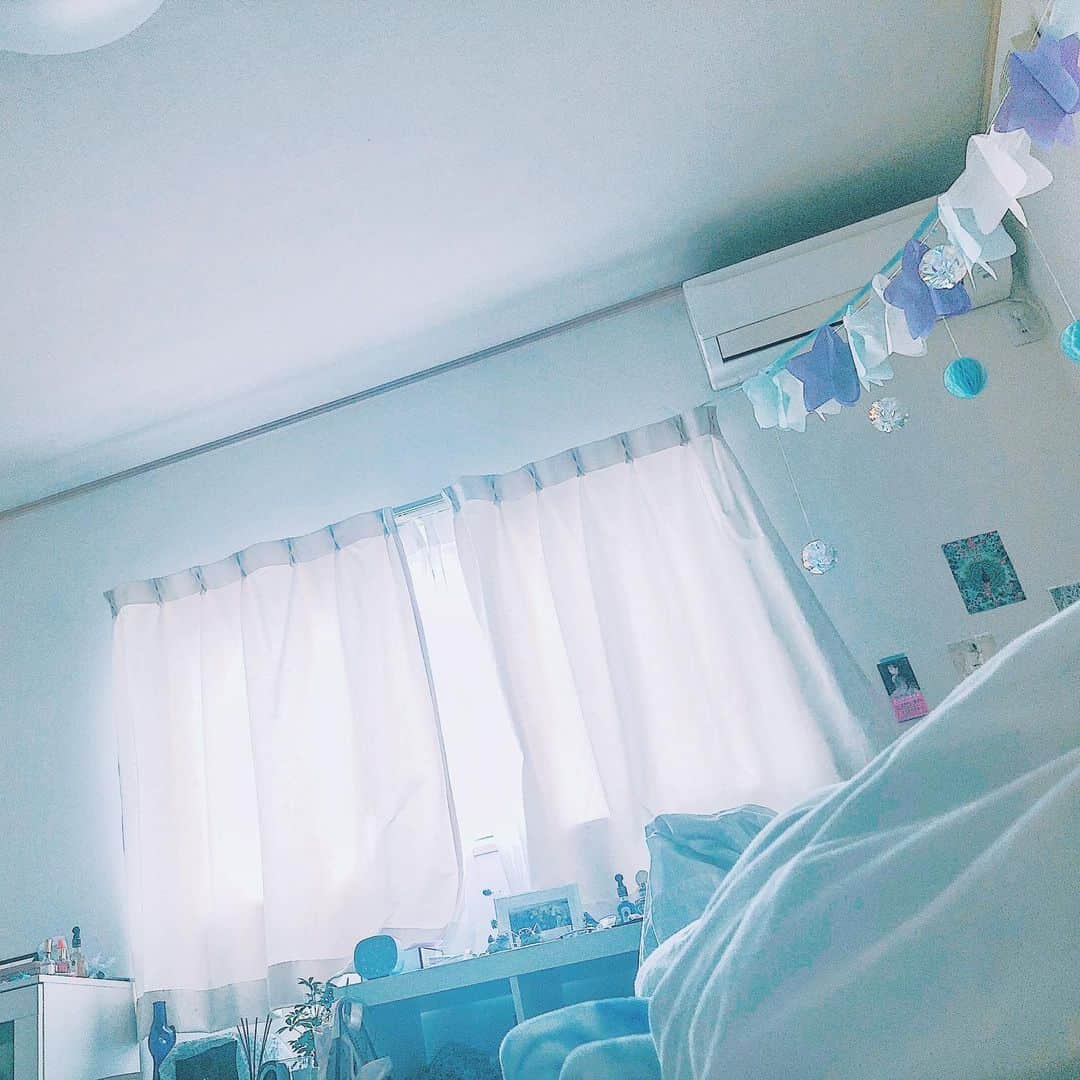 のインスタグラム：「blue な blue  誰かに元気をあげるとか、勇気をあげるとか、そんなことはできないかもしれないけれど。優しく頷いて側にいることはできるかもしれない。許容することはできるかもしれない。冷えた手を温めたり、抱きしめて包むことはできるかもしれない。 「今日も光があるね。」 #今日の青い #room #光影」