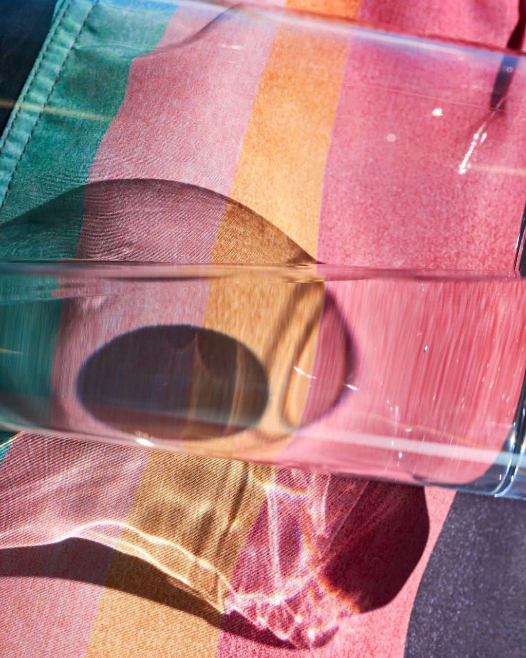 ポールスミスさんのインスタグラム写真 - (ポールスミスInstagram)「Recycled plastic bottles are transformed into colourful swim shorts with the help of an innovative Italian company.  Photography: @mirkalaurasevera  #PaulSmith #plastic #recycle #swimwear」5月14日 15時11分 - paulsmithdesign