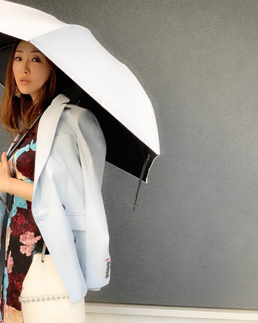 神崎恵さんのインスタグラム写真 - (神崎恵Instagram)「コメントをたくさんいただいた日傘。 今年も、サンバリア100のもの。 日傘はなかなか選ぶのが難しくて。 フリルやレースだと、甘い服が更に甘く。さらっとしたシンプルなスタイルや辛めの服にもなかなかしっくりこず。 なので、日傘はかなりシンプルなものを使うことが多いです。 sサイズのものと、折りたたみと、両方。 クルマにはsサイズを置き傘しています。 サンバリア100は、地上に届く全ての光を100%カットの完全遮光。 シンプルさもちょうどいいかなと愛用しています。  今年は納得のいく生地が見つからず断念しましたが、来年は日傘も作る予定です☂️☀️ #日傘 は #サンバリア100 #日傘はシンプルなものが好き #雨傘 は #HUNTER と #FULTON  を愛用」5月14日 15時13分 - megumi_kanzaki