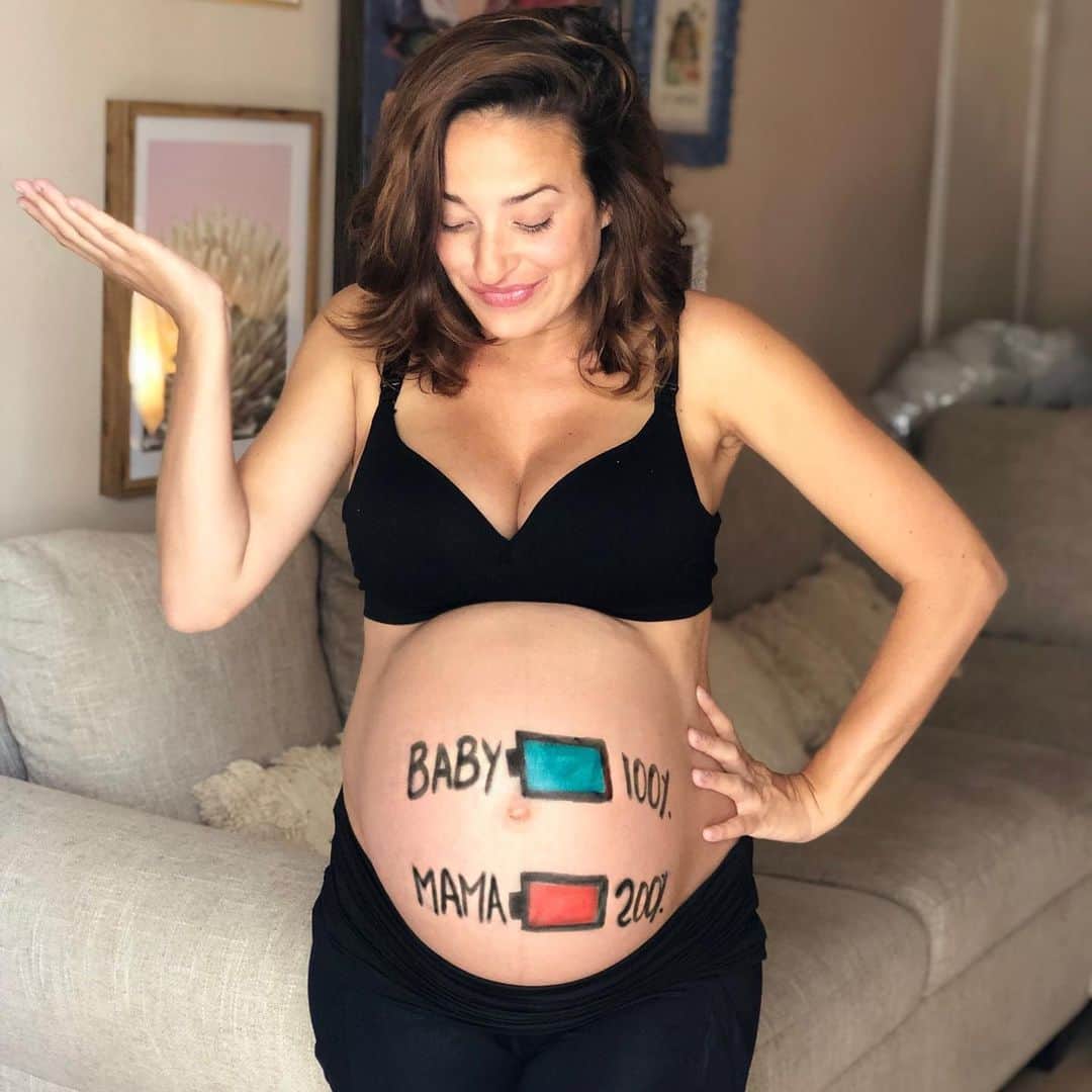 ジェマ・マリンさんのインスタグラム写真 - (ジェマ・マリンInstagram)「Baby is ready... I’ve been ready for some weeks 😅🤪 What do i do that my babies never want to get out of the belly??? . #momanddaughter #40weekspregnant #bump #pregnantbelly #pregnant #pregnancy #mom #momtobe #mommy」5月14日 15時15分 - gemma_marin