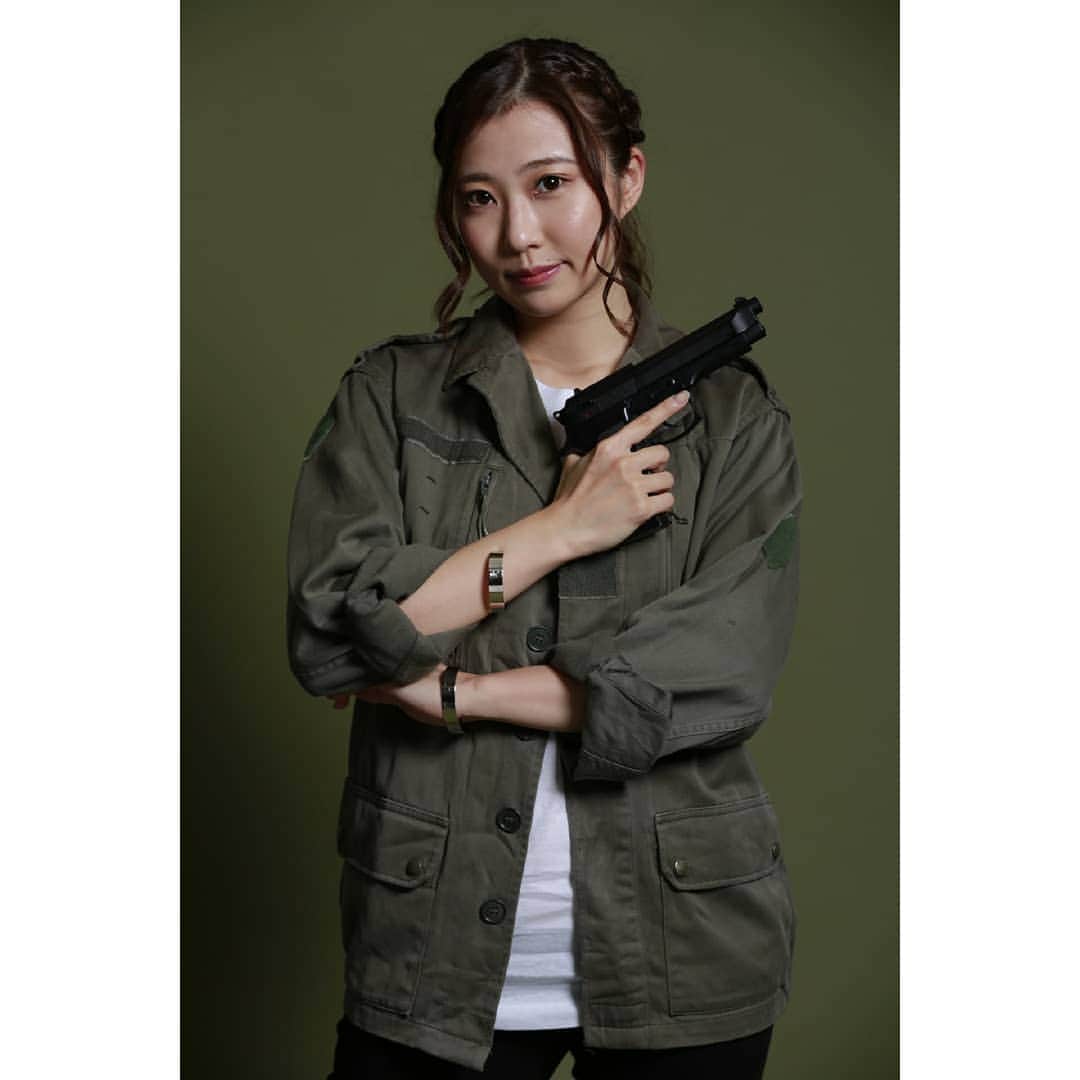 橘亜李彩のインスタグラム：「舞台「殉血のサルコファガス」 明日ついに幕が上がります！ . 人間 vs アンドロイド vs 異星人 三つ巴の戦い！ 世界観としては近未来SFアクションです！ 舞台セットも音楽も登場人物もアクションもめちゃくちゃかっこいい作品になってます！ . TOKYO MXさんで放送されたドラマ「號哭のカタストロフ」のスピンオフ作品！ 配信サイト「DMM.com」では初登場NO.1だった作品です！ あらすじは1番下に載せるので読んでみてください！ . 人間の中にも"血の戦士"という自分の血を削って戦う人達(強い)と、血の戦士じゃないけど戦う人、第7基地(MLF)から指示を出す人達、そして戦わない普通の人間がいます！ わたしは人間で、第7基地(MLF本部)で働く技術士官ケリーの役です！ . この舞台おわったら今のところ半年くらい空く予定なので、是非是非観にきてほしいです！！ . . 【日程】 2019年5月15日(水)～5月21日(火) 【場所】 新宿シアターモリエール 東京都新宿区新宿3-33-10 モリエールビル2F (新宿駅、新宿三丁目駅から近いです) . Lチーム(女性)、Mチーム(男性)のWキャストです！ Lチーム公演は6公演！ 🔫5月15日(水)19:00～ 🔫5月17日(金)14:00～ 🔫5月18日(土)13:00～ 🔫5月19日(日)18:00～ 🔫5月21日(火)13:00～、17:00～ . 【チケット】 全席指定席・税込 S席…￥6,500- (入場特典・前方席保証) A席…￥5,500- . 【グッズ】 ・ブロマイドセット ・パンフレット ・公演DVD(予約) . 【プレゼント】 今回は直接受け取れないので、プレゼントやお手紙を持ってきてくれた方は受付のプレゼントボックスまでお願いします！ あとでありがたくいただきます！ . 【面会】 今回は面会がないんですが、わたしはロビーにお見送りにだけ出たいと思います！ 場所が狭い関係もあってゆっくりはお話しできませんがお礼だけでも言えたらなというかんじです！ . 【リピート特典】 橘亜李彩扱いで2回以上来てくれた方には後日リピート特典をお渡しします！ なのでチケットの半券を捨てずに取っておいてください！ . . 【あらすじ】  人類と異星人とアンドロイド３つの勢力が覇権を争う近未来。  人類抵抗軍（レジスタンス）第7基地の司令官はアンドロイドの捕虜となった人々を救出すべく部隊を派遣した。  しかし、帰還中、アンドロイド軍に襲撃され、部隊はバラバラに・・・。 隊長率いる部隊は救出した市民と共に安全地帯「サルコファガス」に逃込み、はぐれた隊員は荒野に身を潜め、救助を要請した。  しかし、待てども救助は来ない・・・不安になる一同に衝撃の事実が告げられる 「この中にアンドロイド軍の密偵がいる！」 情報が漏れて待ち伏せされていたというのだ。  更に、怪我を負った隊員の様子が急変、身体が異星人にコントロールされ、暴れ始める。  安全地帯だったサルコファガスは脱出不能の要塞と化した。  第7基地では指揮官が異様な行動を始める。  一部の隊員にしか解読できない作戦コード、情報操作、秘密の通信・・・ 荒野で救助を待つ市民は怪我で瀕死の状態に、特殊な血液型故に輸血出来るのはサルコファガスに逃げ込んだ弟しかいない。  3つの場所で繰り広げられるストーリーが互いに絡み合い、物語は思わぬ方向へ展開していく。  はたして、裏切り者を見つけ出し、無事に帰還できるのか？  日本製ソリッド・シチュエーションSF . . . . . #殉血のサルコファガス #殉サル #舞台 #芝居 #役者 #actress #新宿 #新宿シアターモリエール」