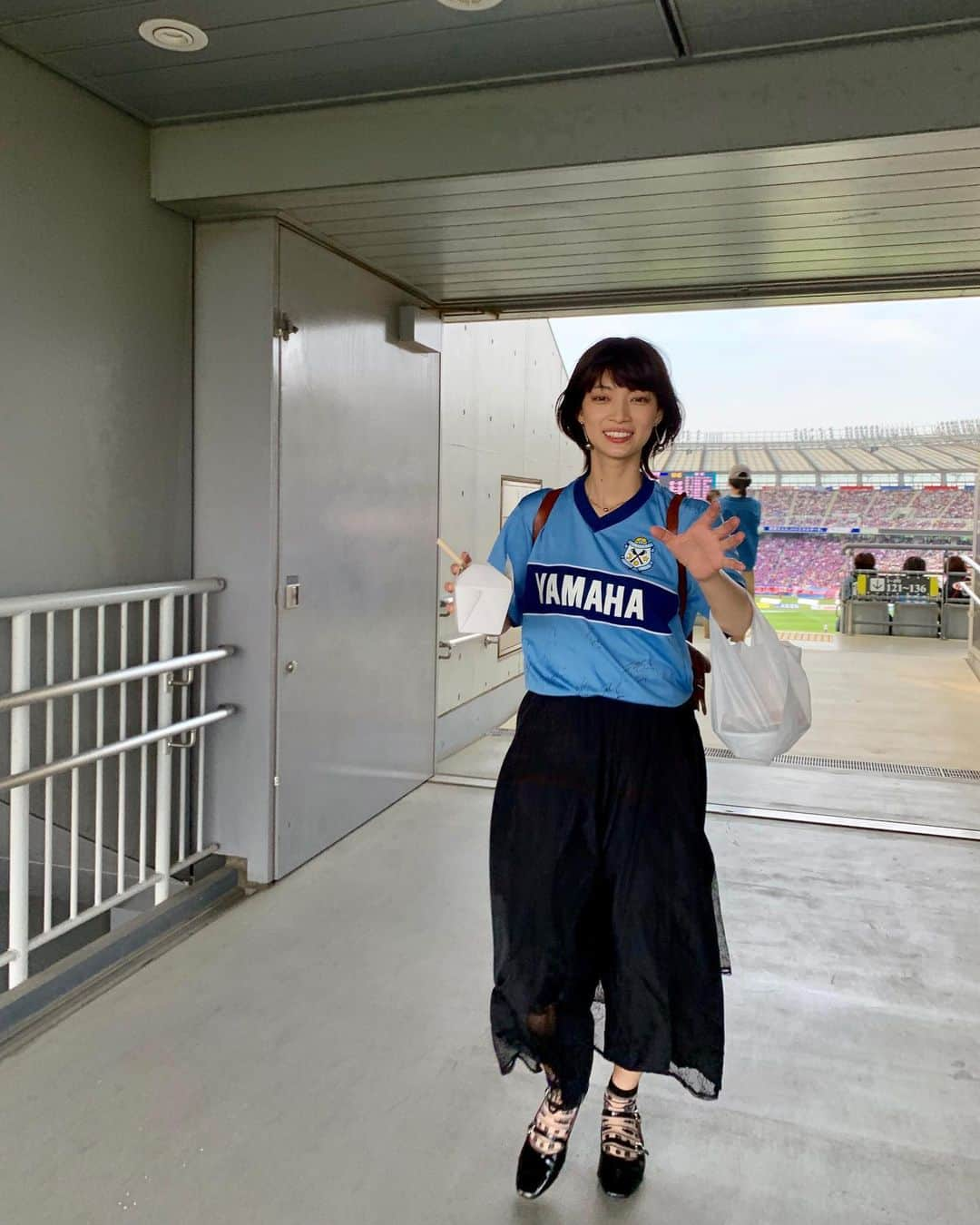 Macoto Tanaka 田中真琴さんのインスタグラム写真 - (Macoto Tanaka 田中真琴Instagram)「. 日曜日、しょーのと試合観に行ったよ。 そしたらフットサルイベントでお世話になった、 松森さん家族にお会いしました♡ 相変わらず美男美女で明るいご家族でした✌︎🌻 お気に入りの靴で行ったのに負けちゃったなぁ〜。 人生であんまりパンプス履いてこなかったら、 挑戦したくて色々試してる笑笑 歩きやすくて可愛いからめっちゃ使える。 shoes @u_dresser  skirt @lebecca_boutique  #ジュビロ磐田 #shono #udresser #田中真琴 #このスカート最近履きすぎ #乱用してる」5月14日 15時22分 - mac0tter