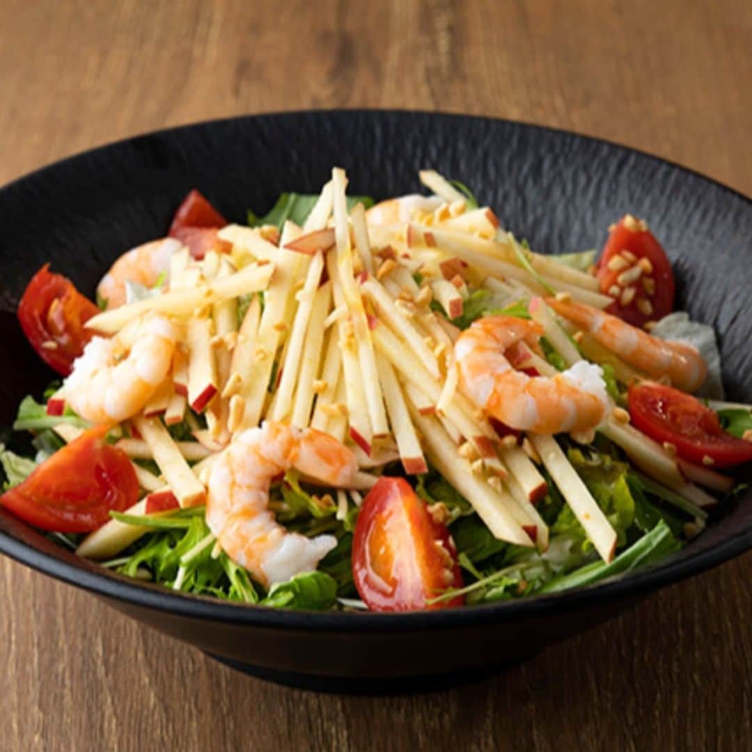 Courtyard by Marriott Tokyoのインスタグラム：「小海老と青パパイヤのサラダオリエンタル風👲😋 香ばしいゴマの香のオリエンタル風ドレッシングでいただくサラダに、海老、トマト、リンゴ、青パパイヤをトッピング。食欲をそそるボリューム感いっぱいのサラダ。🍎🦐🍅 Oriental Salad with Small Shrimp and Green Papaya Enjoy a salad with oriental dressing featuring fragrant sesame seeds, topped with shrimp, tomatoes, apples and green papaya. A voluminous salad that tempts your taste buds. 🍽️😊#ディナー #dinner #レストラン #restaurant #人気メニュー #グリル料理 #ホテル #銀座 #ginza #cytokyo #cytokyo5passion #サラダ #東京レストラン #salad」