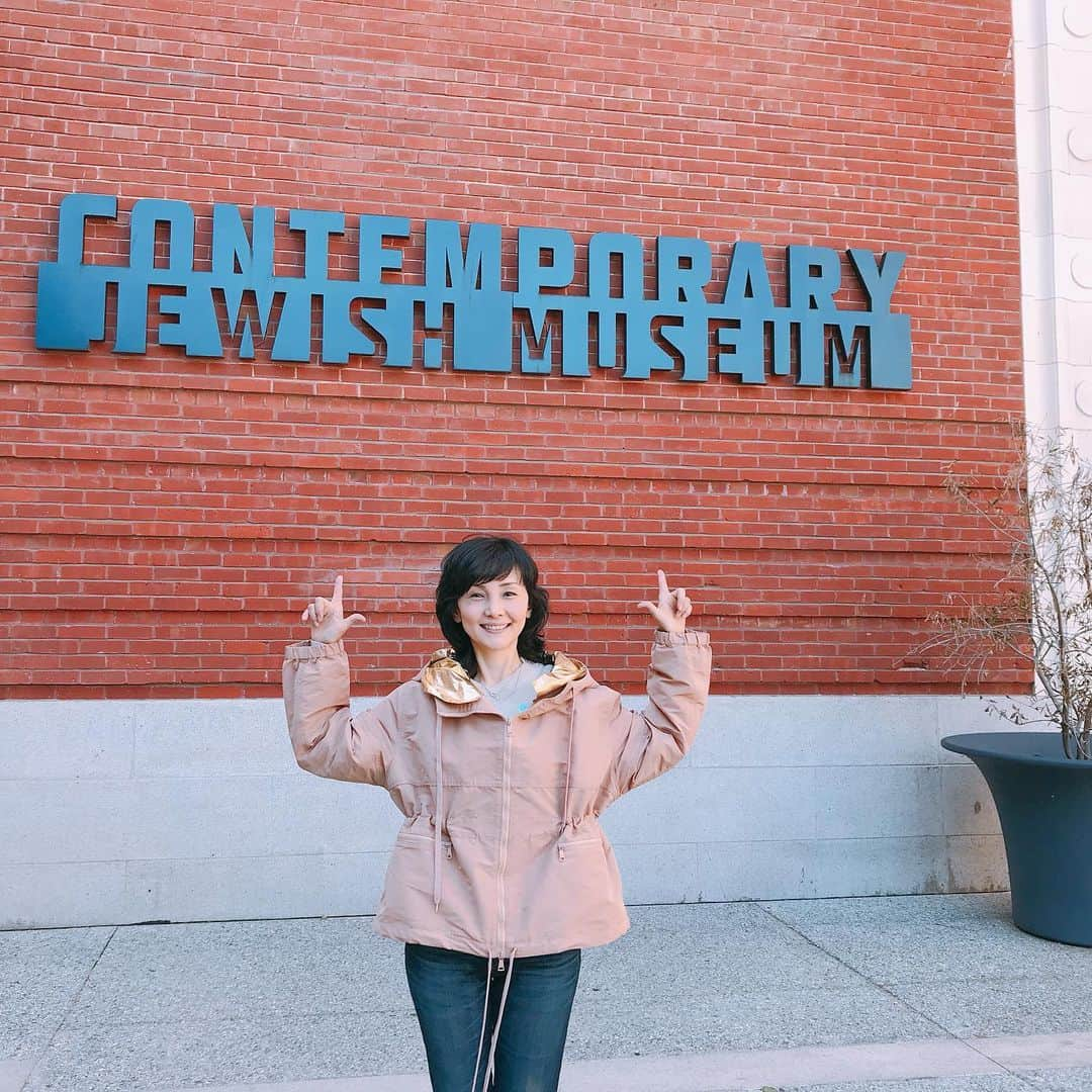 南果歩さんのインスタグラム写真 - (南果歩Instagram)「福ちゃんに勧められた#NicoleEisenman を見に #jewishmusium へ。 大胆なのに細部まで丁寧に描かれていて素敵。 そこで、 #TschabalalaSelf の絵を初めて見た‼️ I love Tschabalala‼️ 絵と手芸のマッチングがとてもいい‼️ 興奮‼️まだ20代の若さ‼️ これからチェックしたいアーティスト‼️ 思わず真似てしまった私😊 #サンフランシスコ旅行 #南果歩アート散歩 #新しい才能との出会いに興奮 #kahominami #art #sanfrancisco」5月14日 15時31分 - kaho_minami