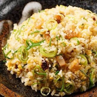 ゆずの小町 石山店のインスタグラム：「ゆずの小町定番のゆず胡椒チャーハン😃 ゆずでサッパリと召し上がれ😊 ご来店お待ちしております😊 #ゆずの小町#居酒屋 #滋賀県 #滋賀#石山駅#foodphoto #followme  #鮮魚 #海鮮 #新鮮 #駅近 #日本酒 #地酒  #個室 #団体 #貸切 #接待 #合コン #コース #飲み放題 #安い #主婦 #サプライズ #宴会」