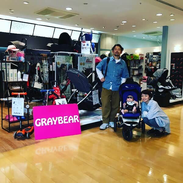 岡田義徳さんのインスタグラム写真 - (岡田義徳Instagram)「お気に入りベビーカー！ mountainbuggy (マウンテンバギー) swift(スイフト) タイヤも大きくて、畳やすいし、オシャレでーす！  #グレイベア #GRAYBEAR #graybear #マウンテバギースイフト #マウンテバギー #岡田義徳 #ベビーカー #代官山」5月14日 15時36分 - yoshinori_okada_44