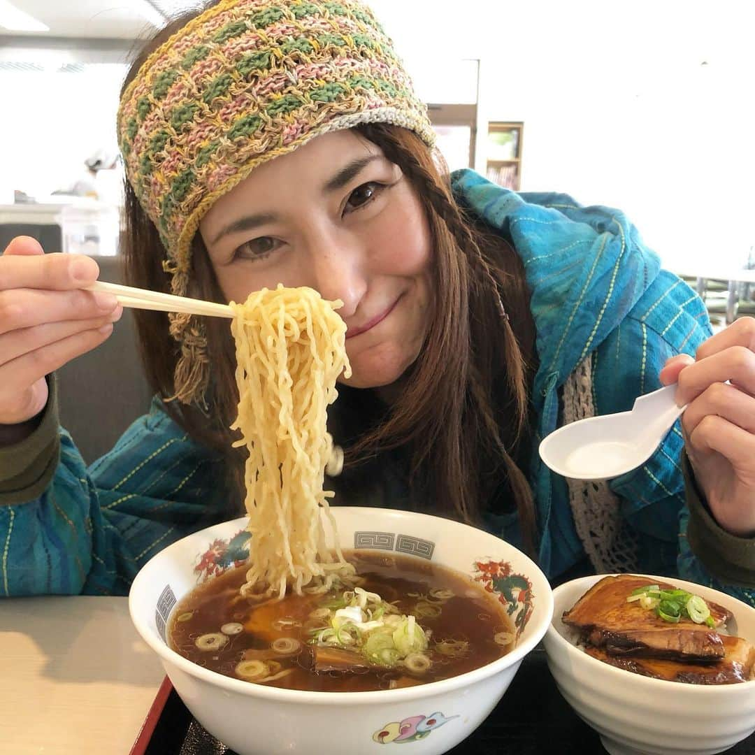 アンジェラ佐藤さんのインスタグラム写真 - (アンジェラ佐藤Instagram)「白糠なうっ！ お昼ご飯は｢やはた」のラーメン🍜 しょう油ラーメンとチャーシュー丼のランチセットなーり。  #アンジェラ佐藤 #白糠 #白糠町 #白糠町食と食材PR大使 #老麺やはた #白糠グルメ #ヒンナヒンナ #お出汁がしっかりきいたしょう油ラーメンまいうー #甘めのチャーシュートロットロ～」5月14日 15時37分 - angela_satou