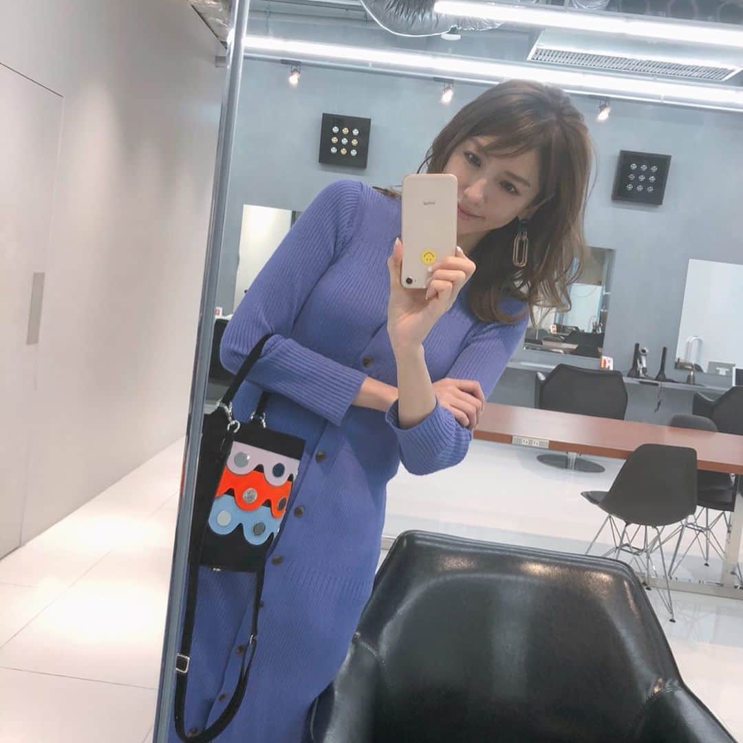 美香さんのインスタグラム写真 - (美香Instagram)「なぜ 携帯がいつも逆さまなの？と よく質問されます🙋‍♀️ 親指で ＋のボタンを押しやすいからだよー💗←シャッター📸」5月14日 15時39分 - mikaofficial99
