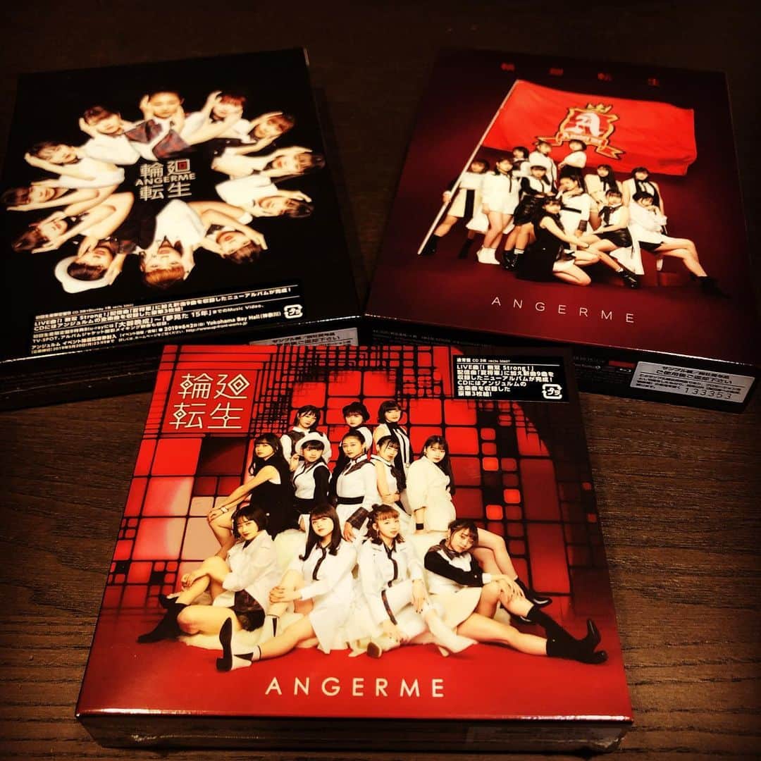 たいせいのインスタグラム：「アンジュルムNew Album 「輪廻転生〜ANGERME Past,Present & Future〜」明日発売です！是非聴いてください！写真は右奥初回限定A.左奥初回限定B.手前通常盤です😁」