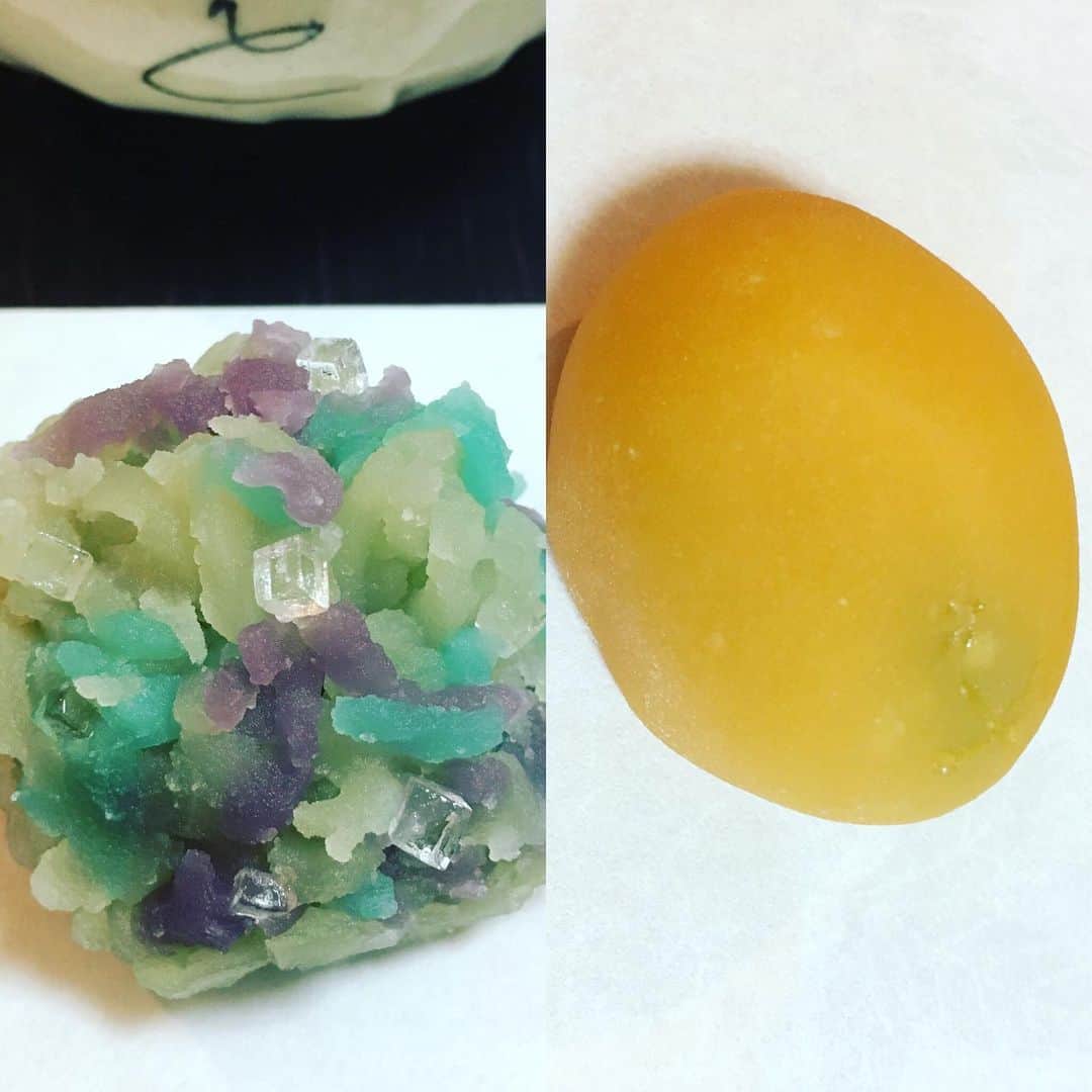 荻原和歌のインスタグラム：「今日のおやつは枇杷（青園）と紫陽花（あじさいきんとん）。抹茶を一服。 #flowers #fruit #tsuruyayoshinobu #鶴屋吉信 #japanesesweets」