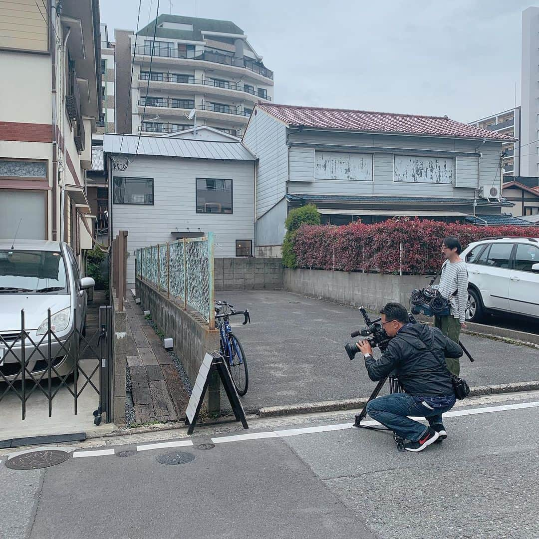 新垣泉子さんのインスタグラム写真 - (新垣泉子Instagram)「【路地裏の名店】  あなたが知らなかった『路地裏の世界』をお見せします。  つい見過ごしてしまうほどの細い路地！  踏み入れて良いものか迷う路地！  そんな路地を進んで行くと、そこには、知る人ぞ知る、ステキなお店がありました！！！ 『えっ？！この路地？！』 っていう路地ばかりで、私はなかなか見つけられませんでした(>_<) ほんとに良いお店ばかりで、  これは、ちょっと知ってるぜ感を出して自慢したいですッッッ！笑笑  今日の『ももち浜S特報ライブ』の『トク報リサーチ』のコーナーでお伝えします(^-^)☆ #路地裏の名店 #ももち浜s特報ライブ  #夕方4時50分から  #トク報リサーチ #路地裏 #路地  #知る人ぞ知る #本当は教えたくない #でも自慢したい #そんなお店ばかり  #どこか分かるかな #答え合わせは番組で」5月14日 15時46分 - motoko.arakaki