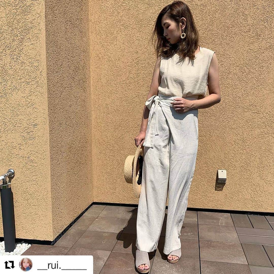 VIVIAN Collectionさんのインスタグラム写真 - (VIVIAN CollectionInstagram)「素敵な投稿ありがとうございます💕  #Repost @__rui._____ (@get_repost) ・・・ . @vivian_collection_official の可愛いウェッジサンダルが届きました♡ . 布の部分が蒸れなくてサラッとした生地だから 履き心地よくてソールもフラットなので 疲れ知らずな優秀サンダルです💓💓 . 今ならウェッジサンダルフェアーやってます✨ 5/13 17:00-5/20 17:00まで ウェッジサンダルが全品20%OFF❣️ . 通常5,400円以上で送料無料→3,980円以上で送料無料 . こんなお安く買えるの嬉しいよね🙌💕 . 私が履いてるカラーはグレージュです ベージュコーデに合わせやすくて とってもよき💓💓 . . #viviancollection #vivian公式アンバサダー #サンダルコーデ #ウェッジサンダル #ミュールサンダル #ウェッジソール#ウェッジソールサンダル#ミュール#春コーデ #夏コーデ #zozotown #ゾゾタウン #サンダル #ママコーデ#ママファッション #プチプラコーデ #プチプラファッション #プチプラ高見えコーデ  #今日の靴 #靴好きな人と繋がりたい  #パンプスコーデ #走れるパンプス #プチプラママコーデ#ママファッションプチプラ」5月14日 15時53分 - vivian_collection_official