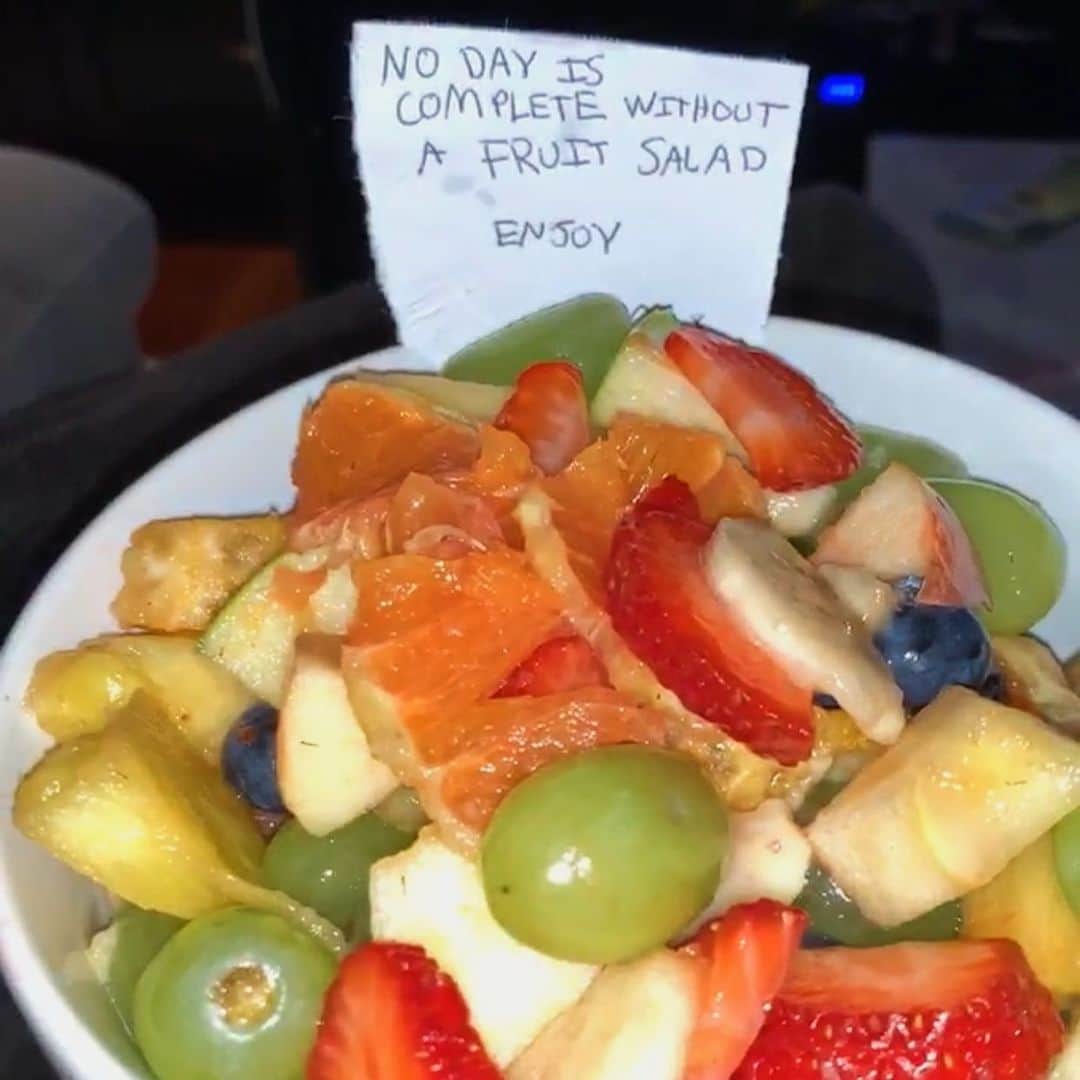ケルシーのインスタグラム：「no day is complete without a fruit salad! thx @movish」