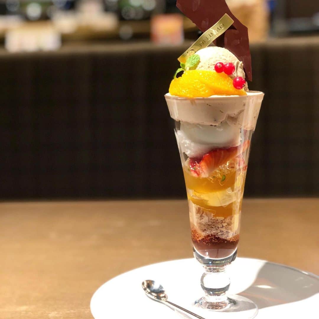 eguchikazuakiのインスタグラム：「新しいパフェがスタートして1番人気は【ロイヤルフルーティー】です🍓🍊オレンジやバナナ、イチゴ、赤スグリのフルーツに紅茶を合わせています😋 デリーモのパフェは食器が細長いんです、そしてアイスが上の方にあって中には一部空洞が必ずあります👍 ・ 細長い理由は頭に味わいの濃い素材を飾ります、味が薄いと印象が悪くあとがボケます😋溶けていくと同じ方向に味わいが流れるので細長いんですよ❗️アイスが上にあるのも同じ理由でいつも2種類のせます。 ・ 中に空洞があるのはスプーンを入れた時に中に沈み込む部分がないとグラスからクリームなどが溢れて見た目が汚いからです😆食べはじめも終わりも綺麗な状態がいいです🍓 ・ スプーンも細長いです、先は小さいものを選びましたがこれは、大口開けて食べなくてもいい様に、女性はリップが汚れない様に。また味わいも人すくいの味わいに注目してサイズや甘さを決めています😊 ・ 最後はソースやパイが待っていますが、上から落ちてくる味わいが合わさりフルーツのフレッシュな味わいとショコラのマリアージュが楽しめますよ🍊 ぜひ食べに来てくださいね👋🏻👋🏻 #delimmo #デリーモ #パフェ #技 #ポイント #ロイヤルミルクティ #ロイヤル #味わいの工夫 #フルーツパフェ #チョコレートパフェ #パンケーキ #チェリー #メロン #パフェ巡り #お腹すいたな」