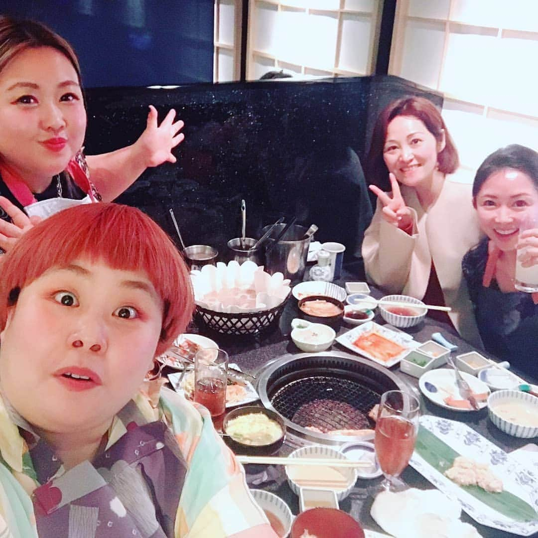 ミナコさんのインスタグラム写真 - (ミナコInstagram)「❤美女会❤  小顔のスペシャリスト大先生と🥩美女肉会🥩最高に美味しいお肉を食べさせてもらいました💛幸せ令和❤❤ みずき先生のプロデュースしてる、小顔美容液塗ったら、一瞬で顔が引き締まってビックリしました✨🍑 めちゃ楽しかったぁ～☺️✨🍑」5月14日 15時59分 - mi7kooooo